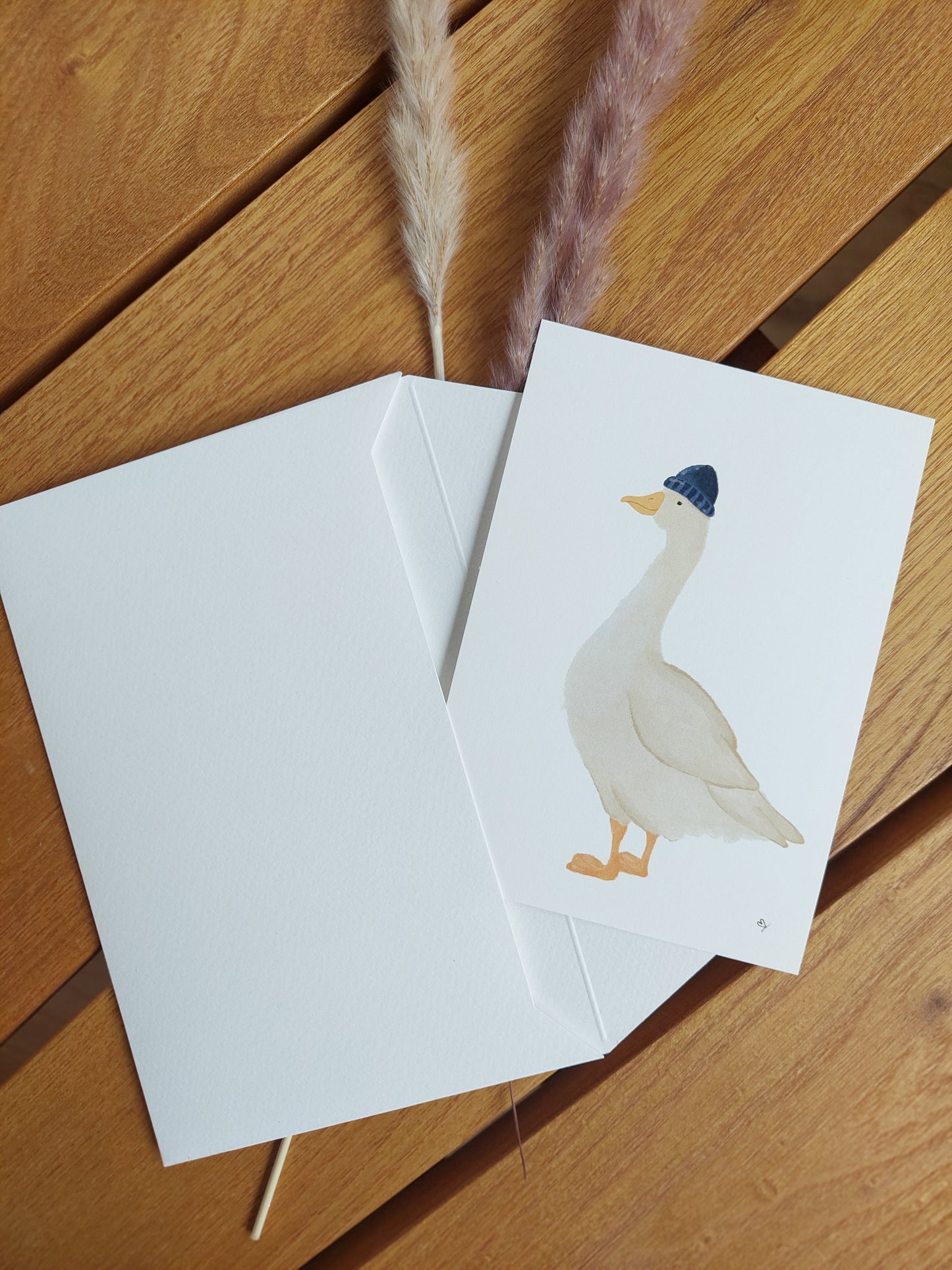 Die Postkarte Seemannsgans steckt halb in einem Briefumschlag A6 Format. Tolles Motiv als persönliche Aufmerksamkeit für Kinder oder Erwachsene z.B. für einen Freund/eine Freundin zum Geburtstag, zum Muttertag, Kindertag oder zu Ostern.