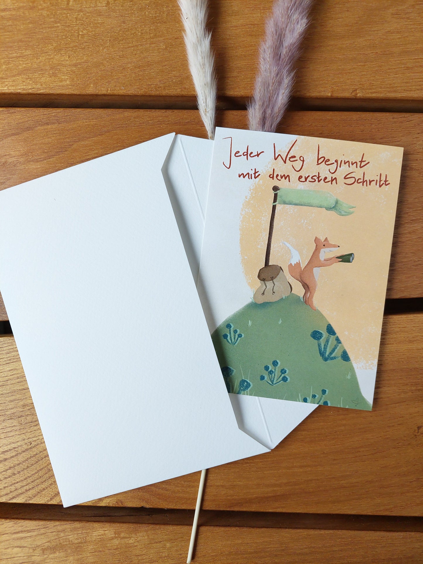 Die Postkarte Mutiger Fuchs steckt halb in einem Briefumschlag A6 Format. Toller Mutmacher für Kinder oder Erwachsene, den etwas neues bevorsteht.