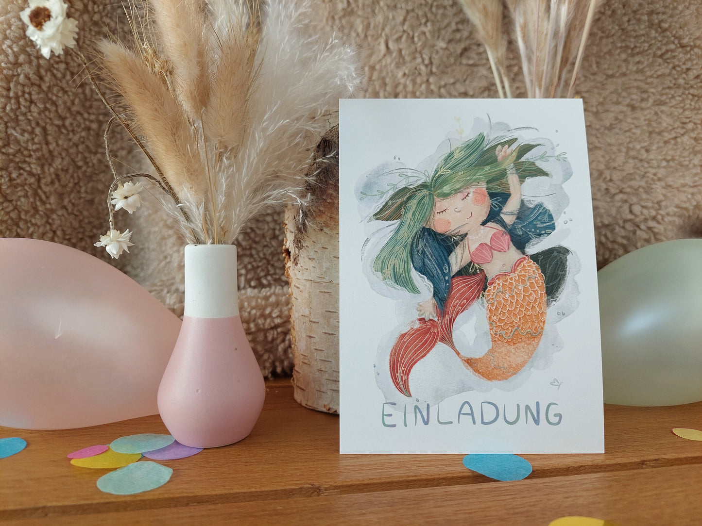 Einladungskarte zum Geburtstag oder einer anderen Feier mit Aquarellzeichnung von einer Meerjungfrau.