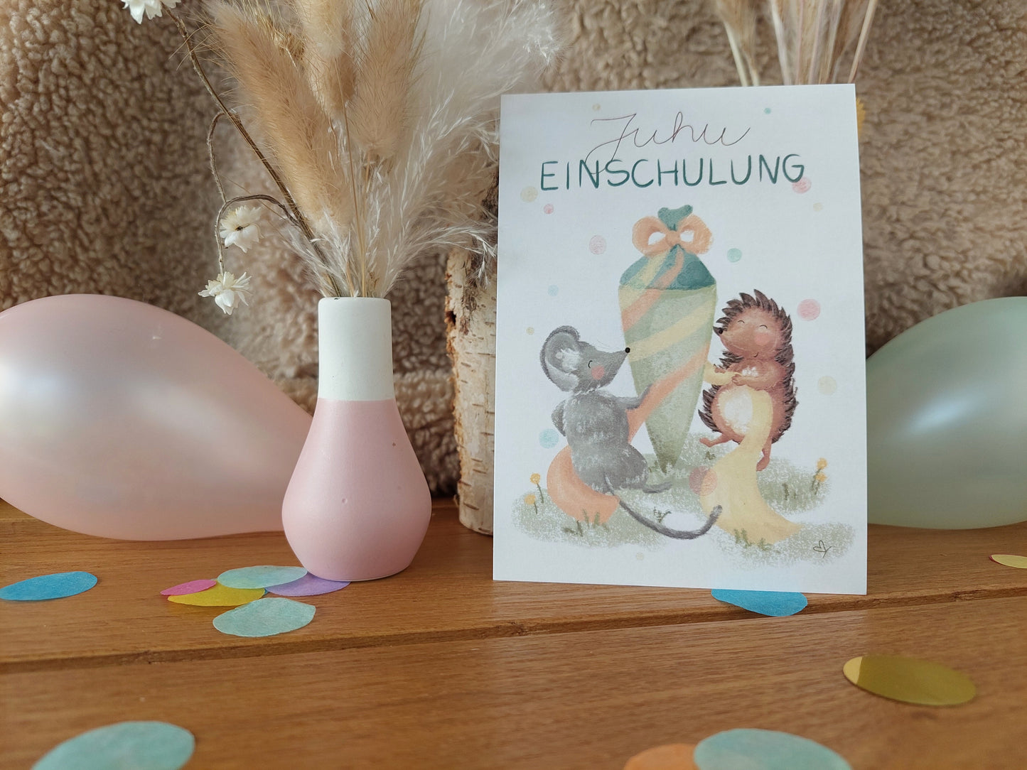 Karte für Kind zur Einschulung - Maus und Igel tanzen um eine große Zuckertüte herum. Mit Spruch: Juhu Einschulung