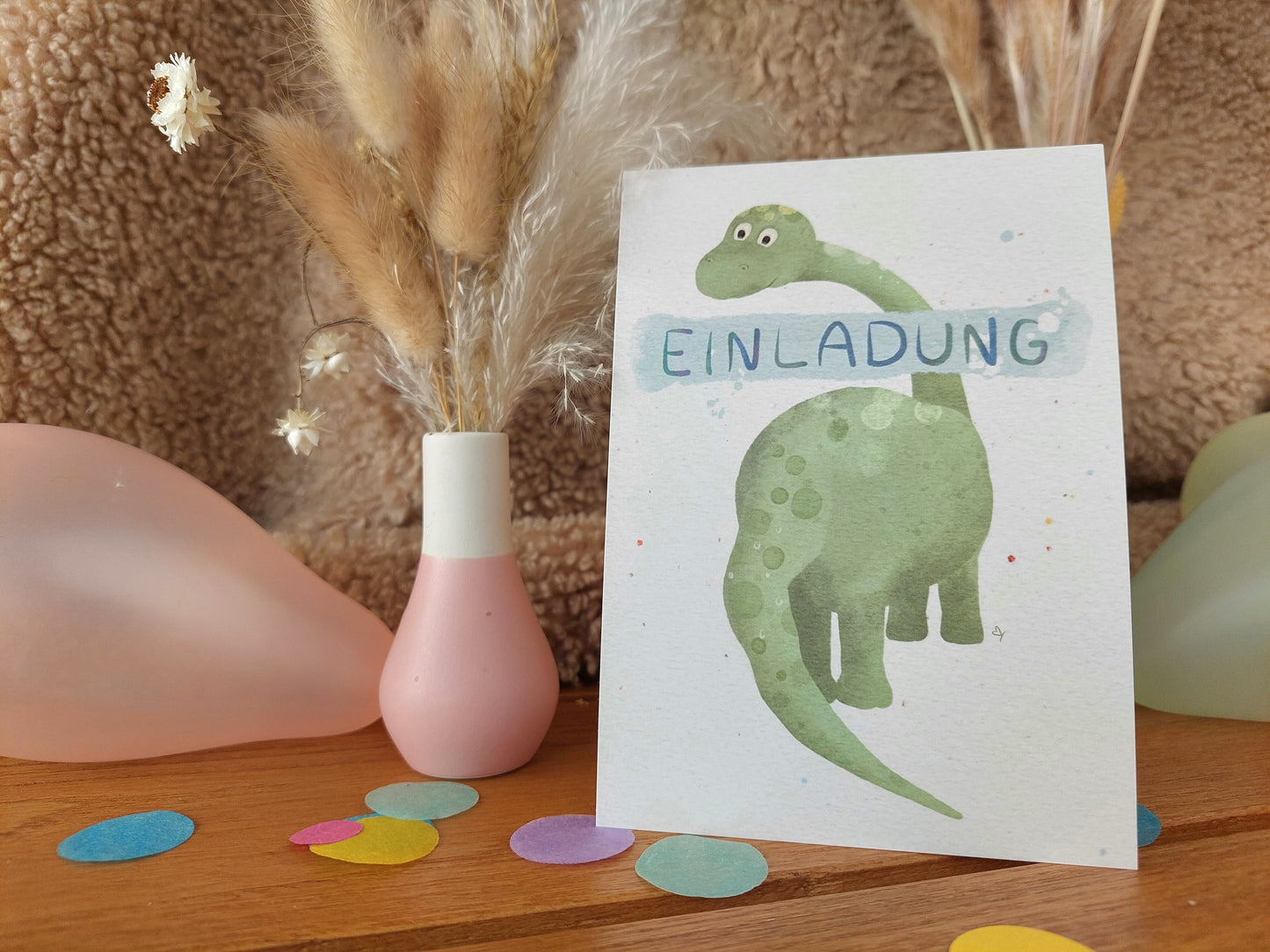 Einladungskarte zum Geburtstag mit der Illustration von einem Langhalsdinosaurier.
