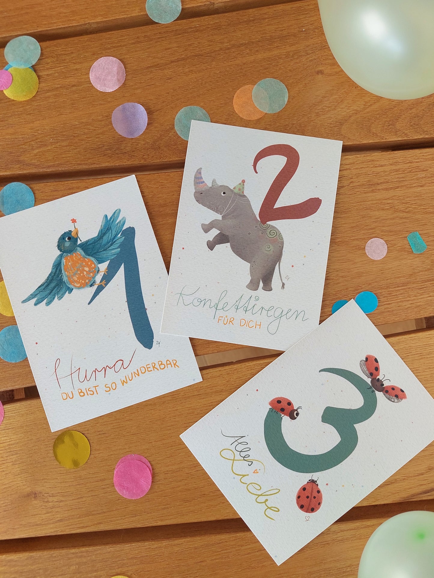 Geburtstagskarten Set zum ersten, zweiten und dritten Geburtstag. Von Hand gezeichnet. Aquarell, Kreide Zeichnung. Strahlende Farben.