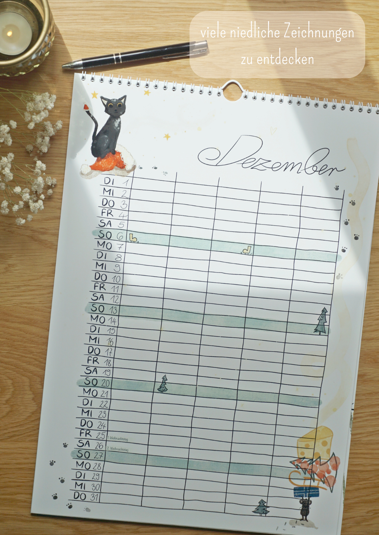 Beispiel Seite Dezember: Eine schwarze Katze sitzt auf einer Weihnachtsmütze. Sterne, Katzenpfoten, kleine niedliche Tannen und Schlittschuhe verzieren die Seite. Es gibt viel zu entdecken. Der Kalender ist beschreibbar - hier Beispiele zu sehen.