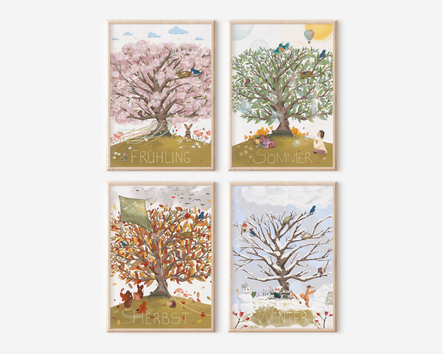 4 Poster in Rahmen, jeweils ist ein Baum abgebildet, der eine Jahreszeit Frühling, Sommer, Herbst und Winter zeigt. Man kann viele niedliche Details entdecken. Für Kinder oder Erwachsene als Geschenk oder Wanddeko. Für den Jahreszeitentisch, Ergänzung zum Kinderkalender