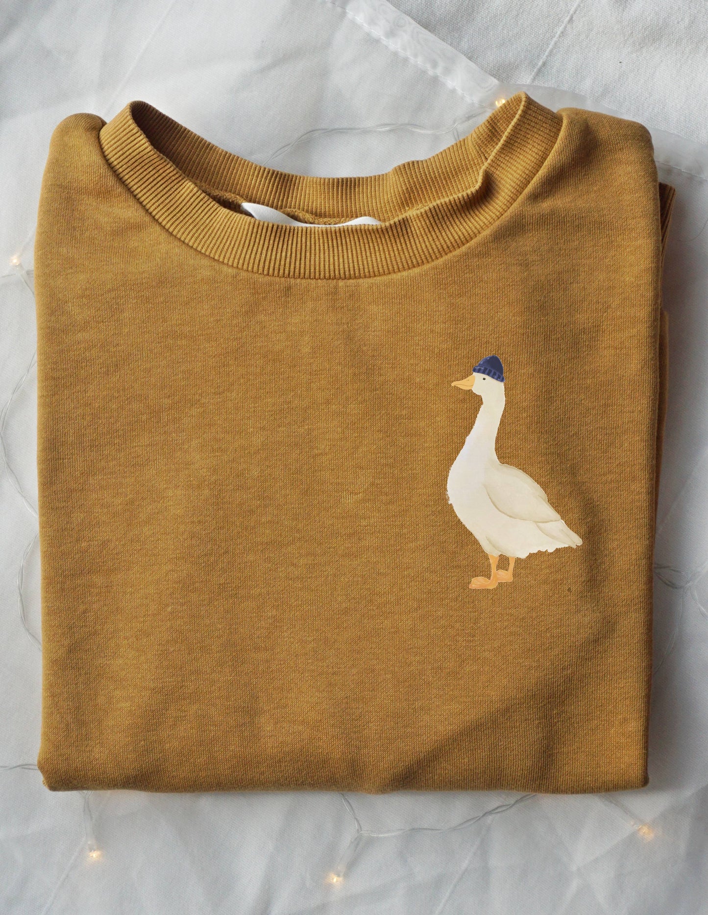 Bügelbild von einer Gans zum Aufbügeln auf deine Lieblingskleidungsstücke für Kinder und Erwachsene. Handgezeichnete Illustration von Vogel