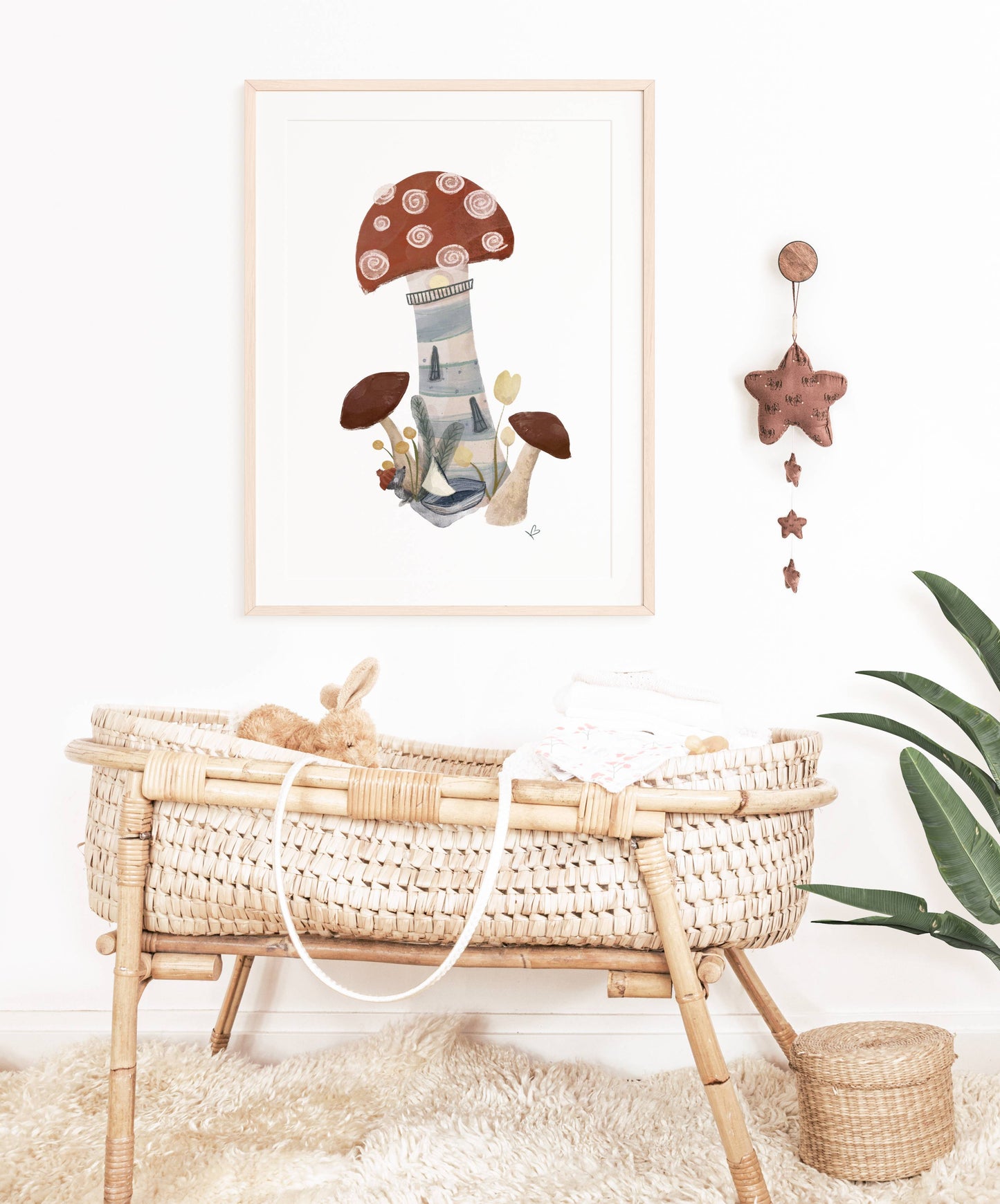 Kinderzimmerdeko Poster vom Fliegenpilz Leuchtturm hängt über einem Babybett. Geschenk zur Geburt. Dekoidee für das Kinderzimmer.