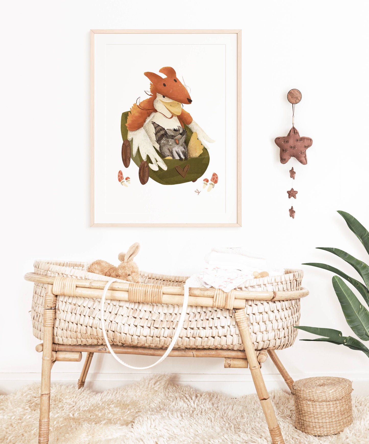 Kinderzimmerdeko FUCHSGANS hängt über einem Babybett. Geschenk zur Geburt. Dekoidee für das Babyzimmer.