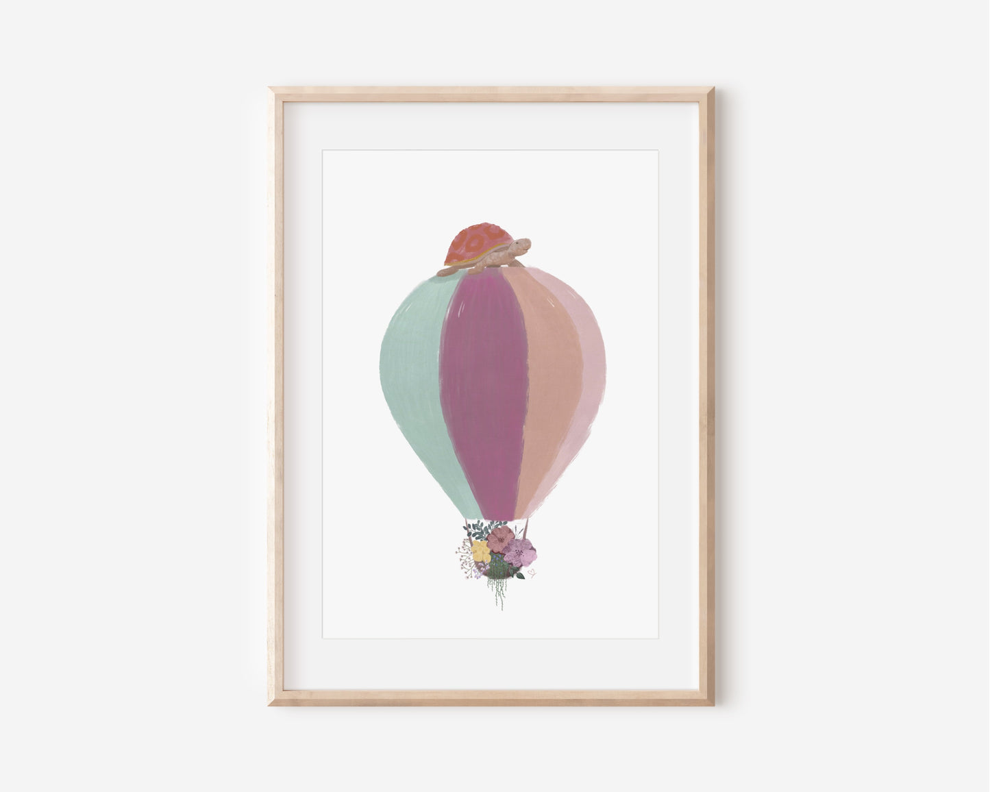 Poster im Rahmen von einem bunten Heißluftballon. Auf ihm sitzt eine Schildkröte und unten hängt ein Korb mit Blumen dran. Wo bringt die Schildkröte diese lieben Blumen nur hin? Für Kinder oder Erwachsene als Geschenk oder Wanddeko.