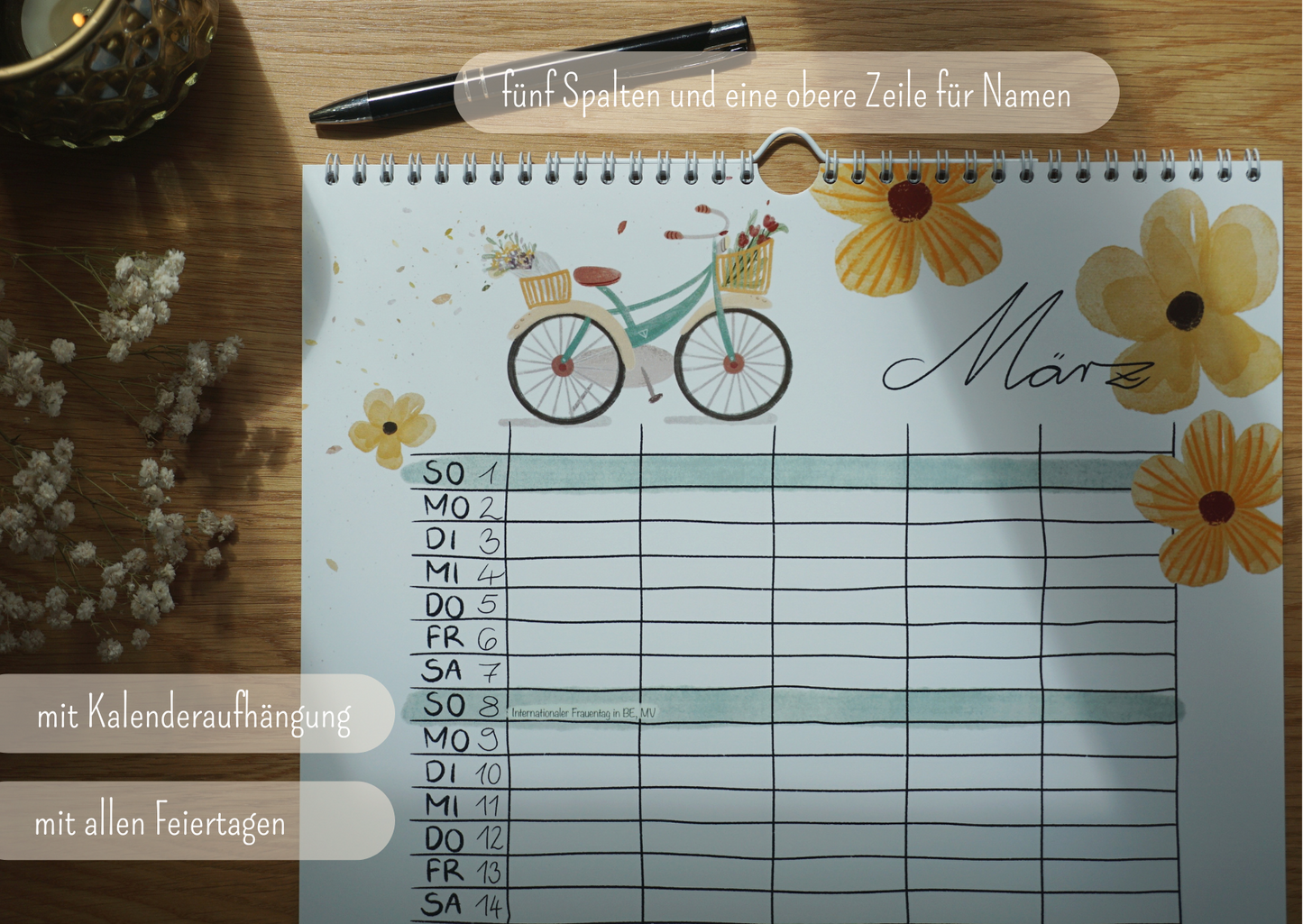 Als besonders persönliches Geschenk zum Geburtstag. Der Frühlings Monat März ist zu sehen. Ein hyggeliger Stil mit Fahrrad und vielen Blumen in hellen Aquarelltönen verzieren die Seite. Handgeschriebene Wochentage in der linken Spalte. Oben ist eine Zeile frei für Namen oder andere Begriffe wie Geburtstage. Weiße Spiralbindung mit Kalenderaufhängung.
