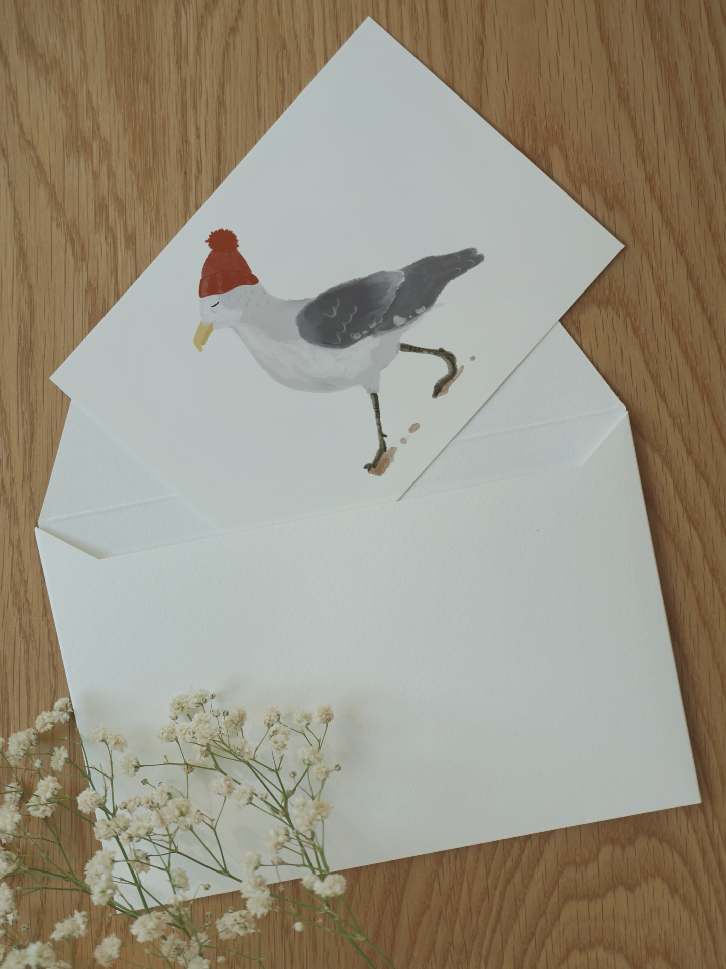 Die Postkarte Möwe steckt halb in einem Briefumschlag A6 Format. Persönliche Aufmerksamkeit, Geschenk für Kinder, Papa, Mama, Freunde.