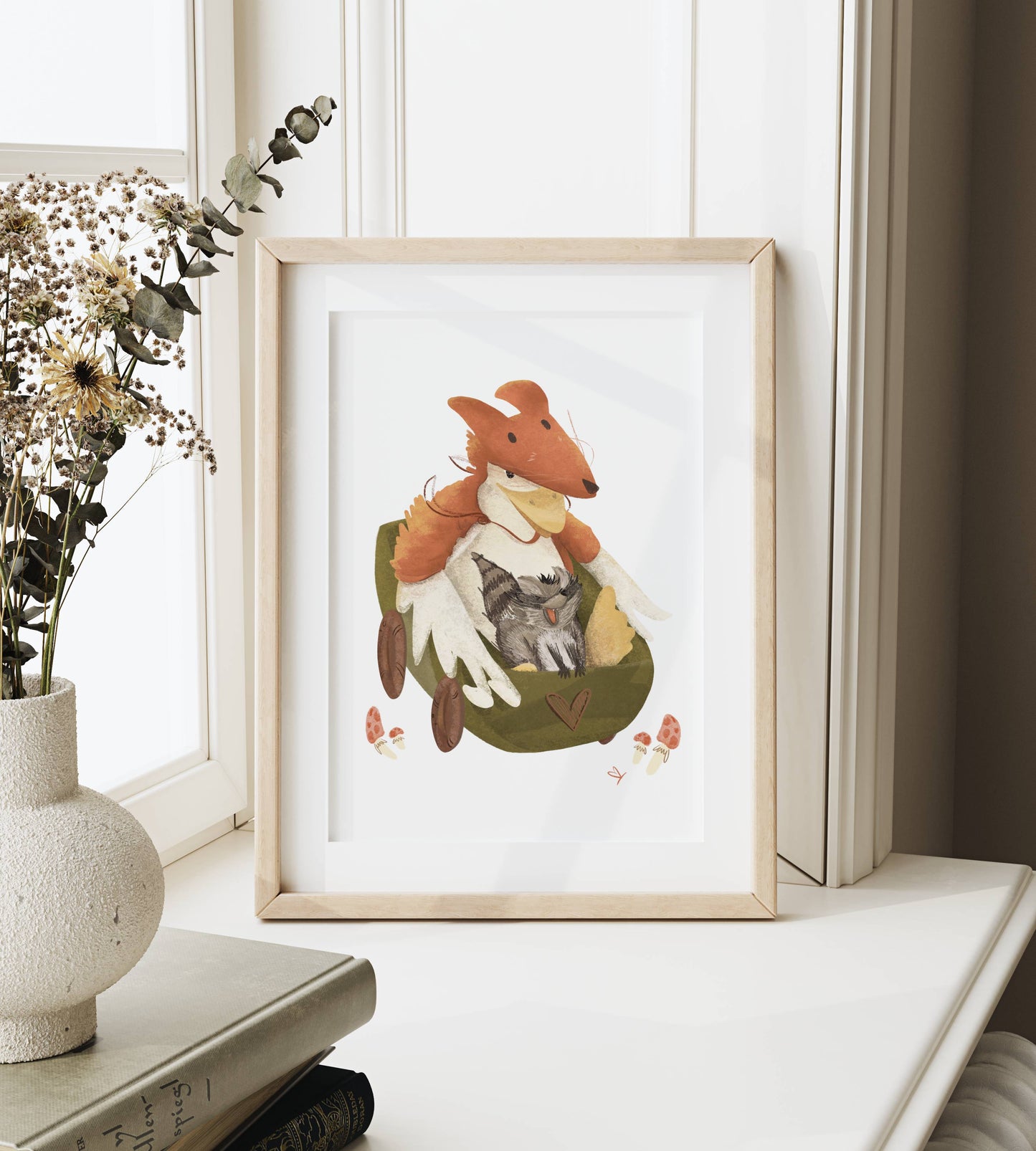 Poster Gans im Rahmen auf dem Fensterbrett im gemütlichen Ambiente bei hellem Licht und Vase mit Trockenblumen dekoriert.