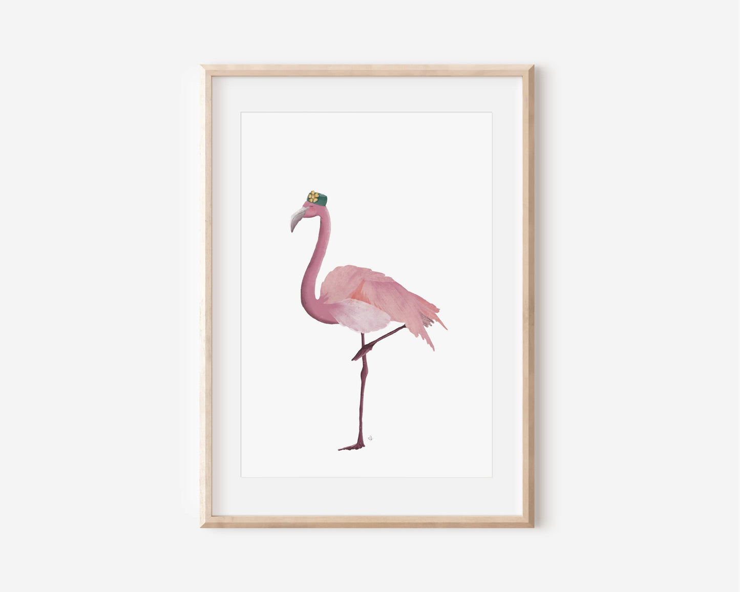 Poster im Rahmen von pinkem Flamingo mit grünem Hut, den eine gelbe Blume ziert. Für Kinder oder Erwachsene als Geschenk oder Wanddeko.