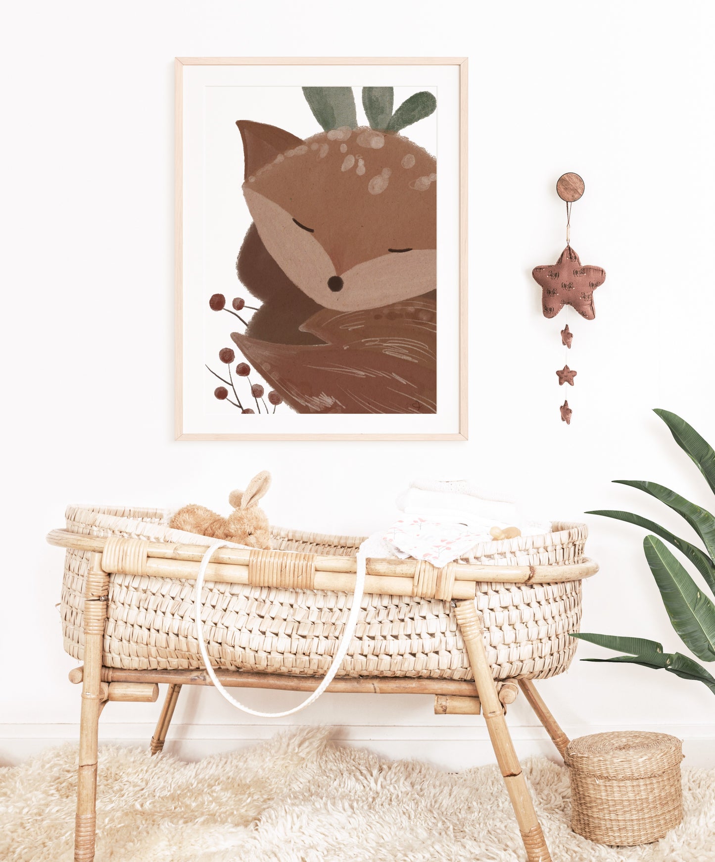 Kinderzimmerdeko schlafender Fuchs hängt über einem Babybett. Geschenk zur Geburt. Dekoidee für das Kinderzimmer.