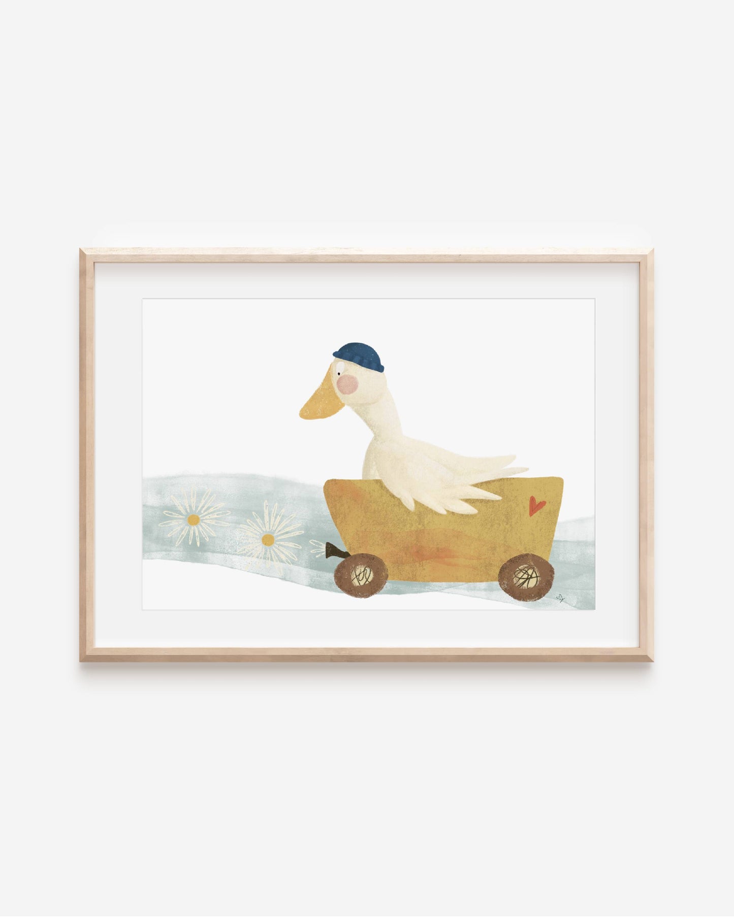 Von Hand gezeichnete Gans mit blauer Mütze, die in einem braunen Wagen sitzt. Sie guckt überrascht nach hinten auf den Auspuff. Aus diesem flattern hübsche Gänseblümchen. Den Wagen ziert ein kleines Herz. Er fährt auf einer hellblauen Aquarellstraße.