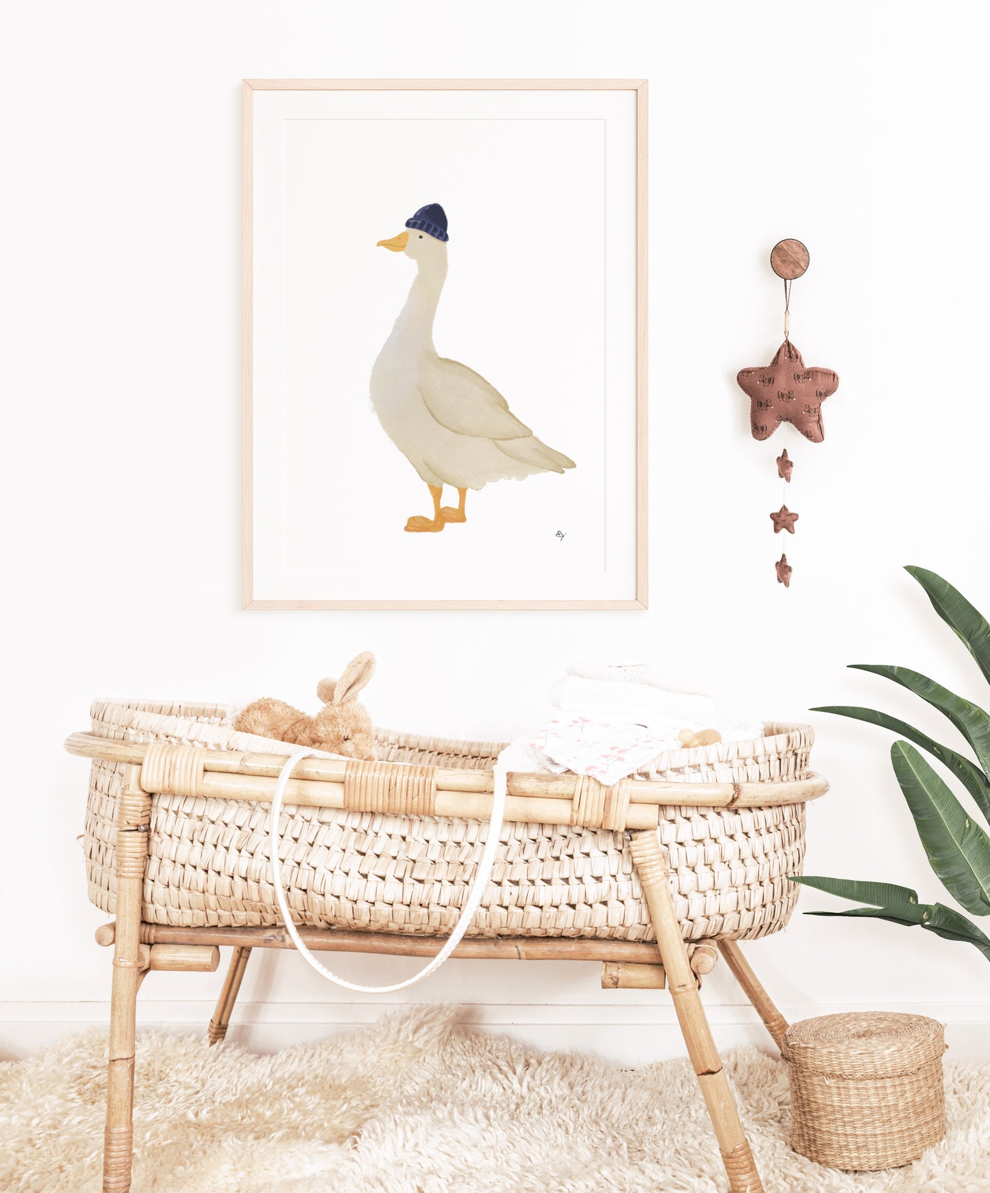 Kinderzimmerdeko Seemannsgans hängt über einem Babybett. Geschenk zur Geburt. Dekoidee für das Babyzimmer.