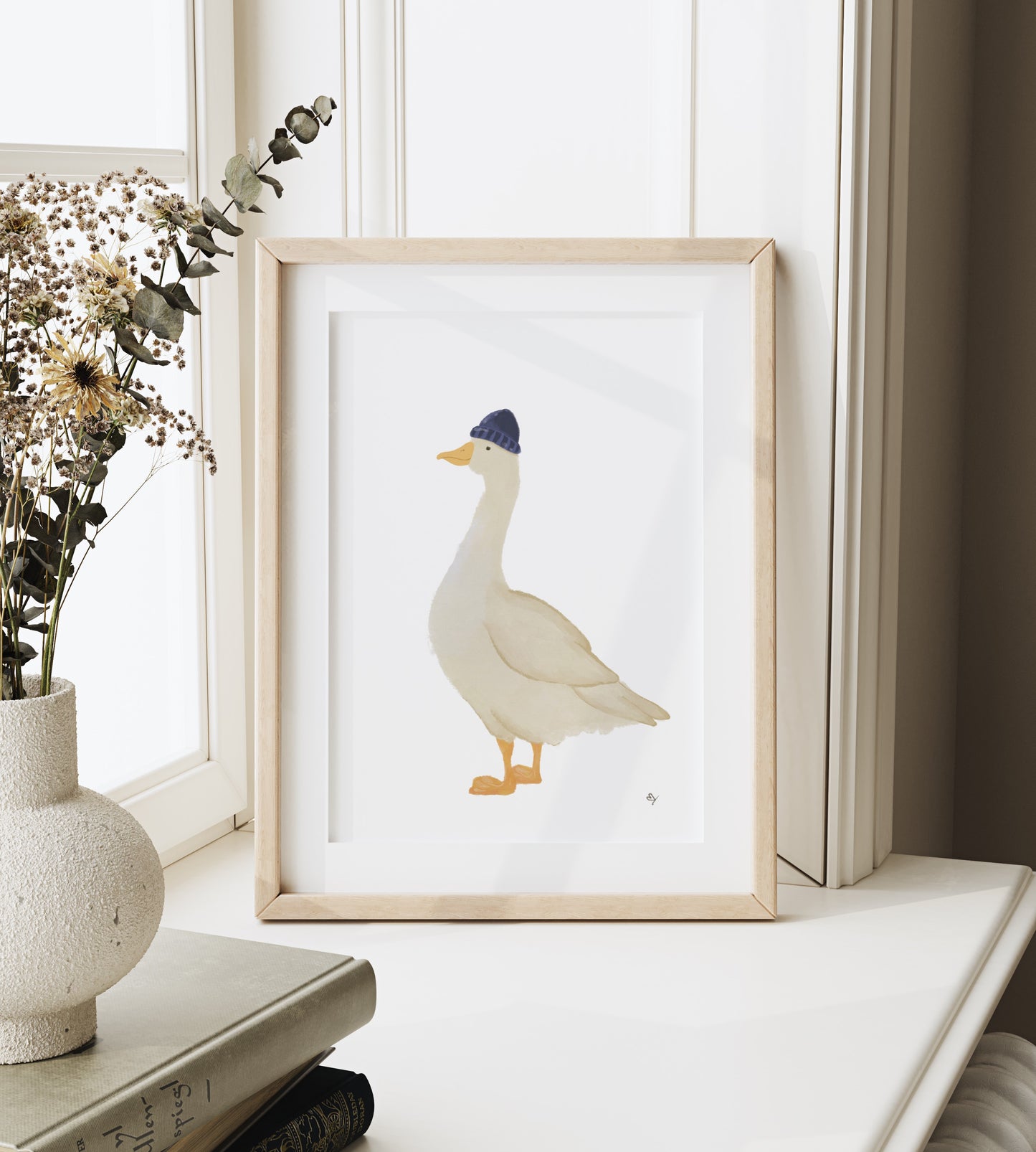 Poster Seemansgans im Rahmen auf dem Fensterbrett im gemütlichen Ambiente bei hellem Licht und Vase mit Trockenblumen dekoriert.