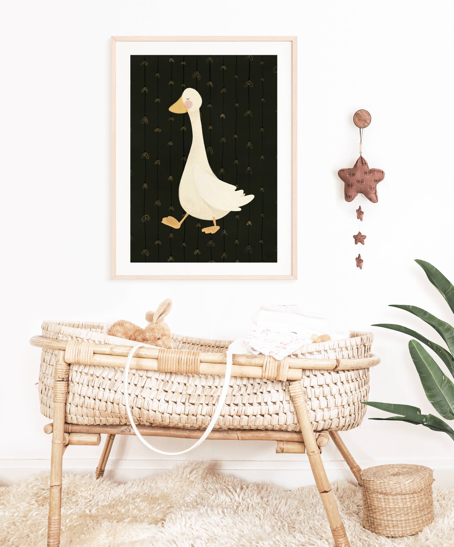 Kinderzimmerdeko Poster Gans hängt über einem Babybett. Geschenk zur Geburt. Dekoidee für das Babyzimmer.