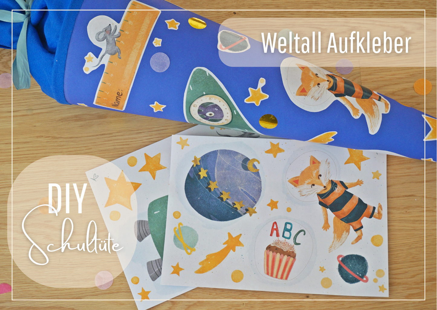 Schultüte selbst gestalten. Hier liegt eine blaue Schultüte verziert mit strahlenden Weltraum-Aufklebern auf einem Holztisch. Du bekommst 2 A4 Bögen mit handgezeichneten Illustrationen passend zum Thema Weltall und Einschulung