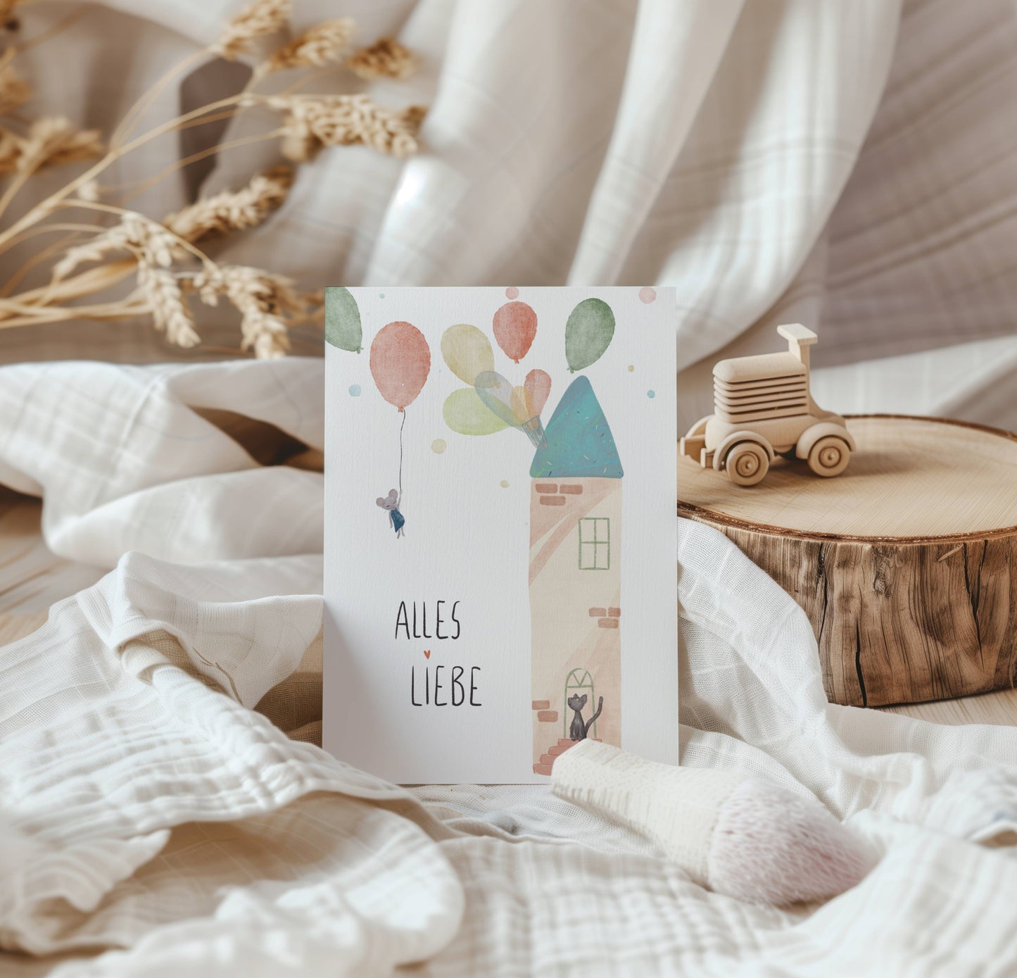 Grüße und Wünsche zu Weihnachten oder zum Geburtstag auf diese süße selbstgemalte Karte. Aquarell-Kreide-Zeichnung. Eine Maus fliegtan einem Luftballon in den Himmel. Eine Katze sitzt staunend auf Treppenabsatz. Aus Schornstein steigen Luftballons.
