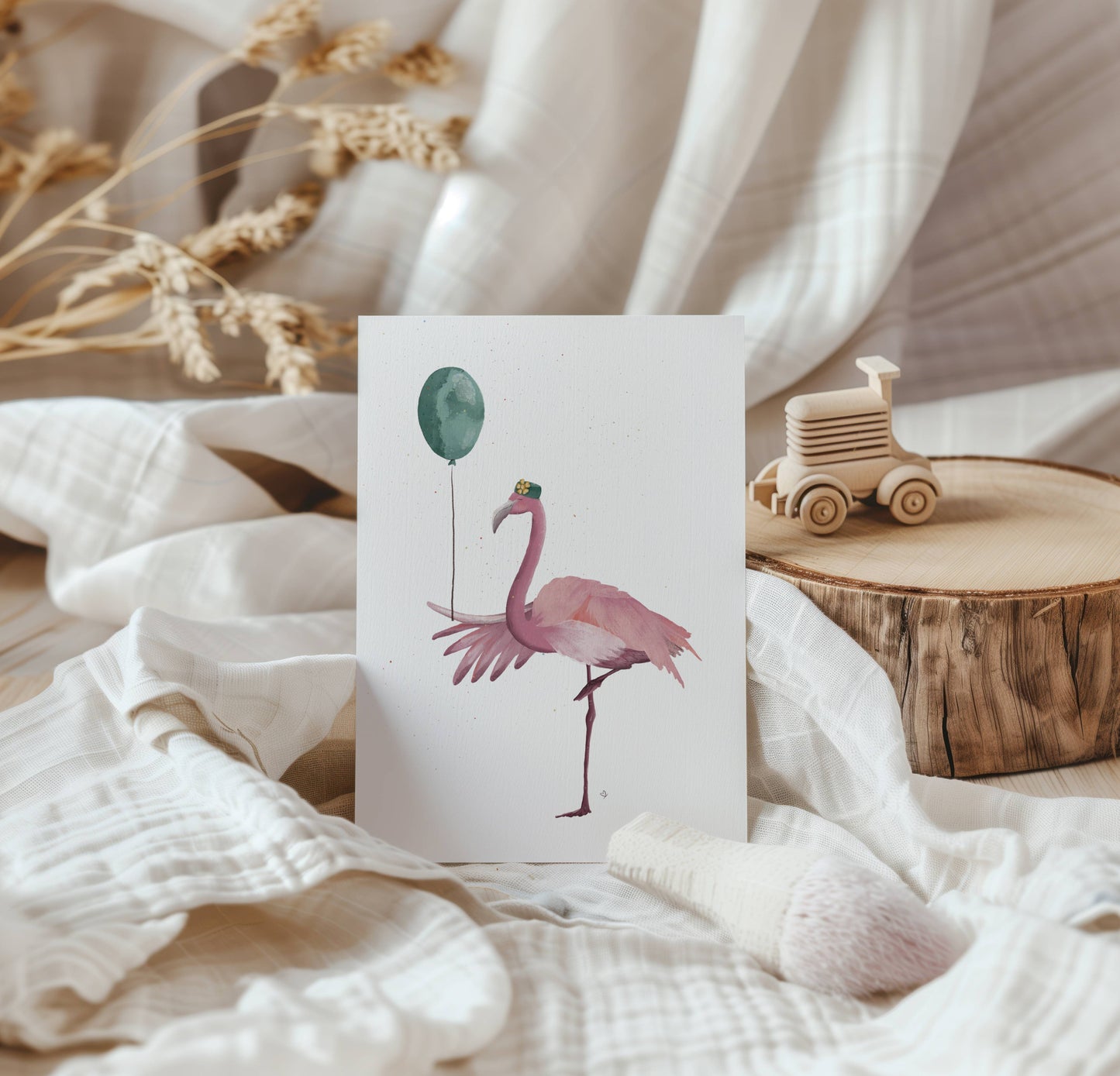Grußkarte rosa Flamingo steht auf einem Bein und hält einen türkisen Luftballon mit dem Flügel fest. Auf dem Kopf trägt er einen eleganten grünen Hut mit gelber Blume.