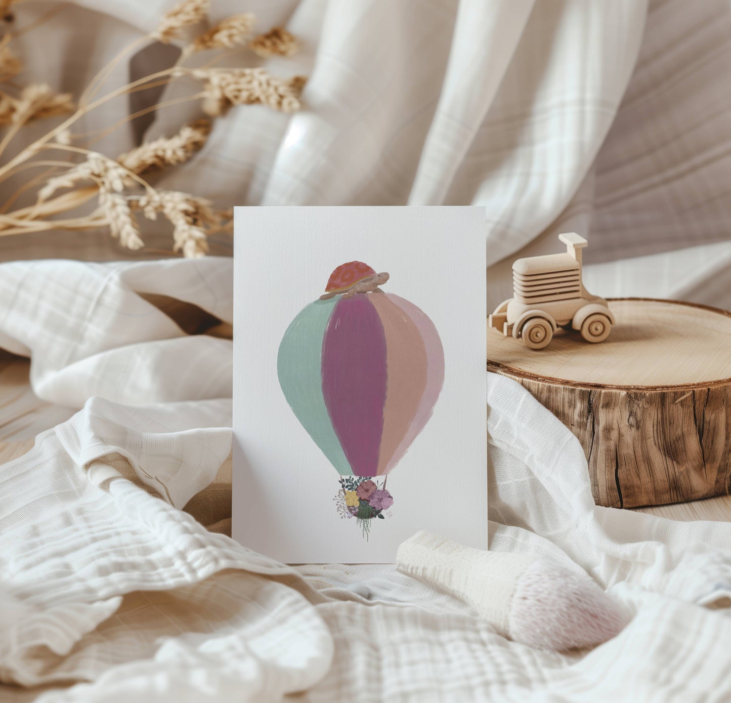 Grußkarte Zeichnung von Schilkröte, die auf einem Ballon sitzt und fliegt. Am Heißluftballon hängt ein Korb voller Blumen dran.