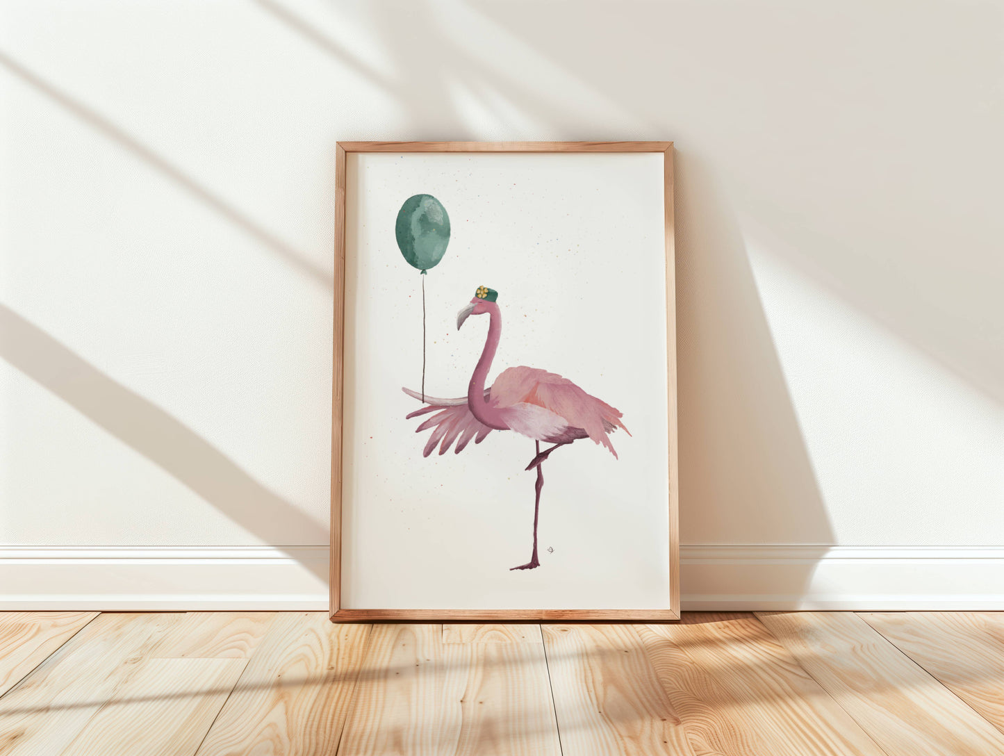 Poster Flamingo Joni im Rahmen auf einem Holzboden im gemütlichen Ambiente bei hellem Licht.