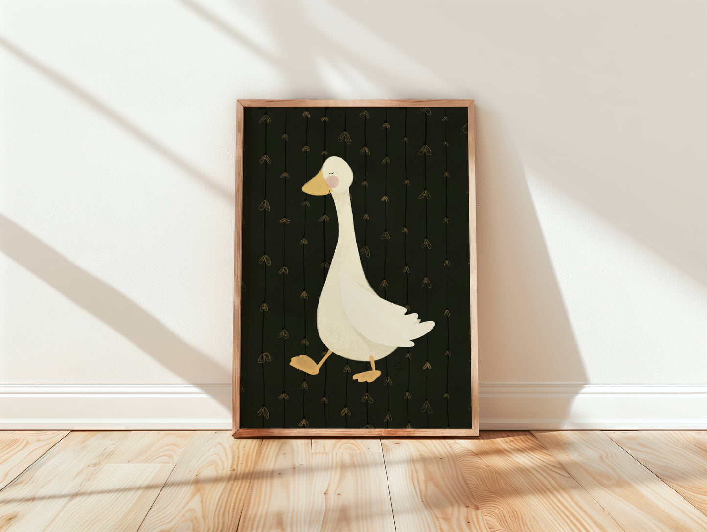 Handgemalte Illustration von einer Gans mit rosa Wangen läuft vor einem dunkelgrünen Hintergrund. Auf diesem ist eine Art Vorhang mit gelben Glühwürmchen.