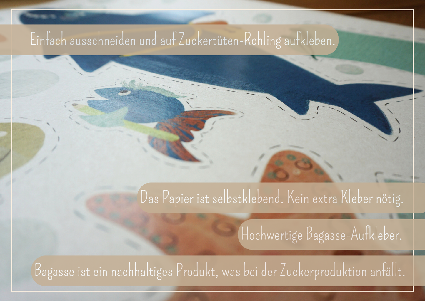 Nahaufnahme der Aufkleber. Sie sind leicht auszuschneiden und können auf einen Zuckertüten Rohling in der Lieblingfarbe aufgeklebt werden. Es keinextra Kleber notwendig. Das Papier ist selbstklebend. Das Papier besteht aus nachhaltigem Bagasse.