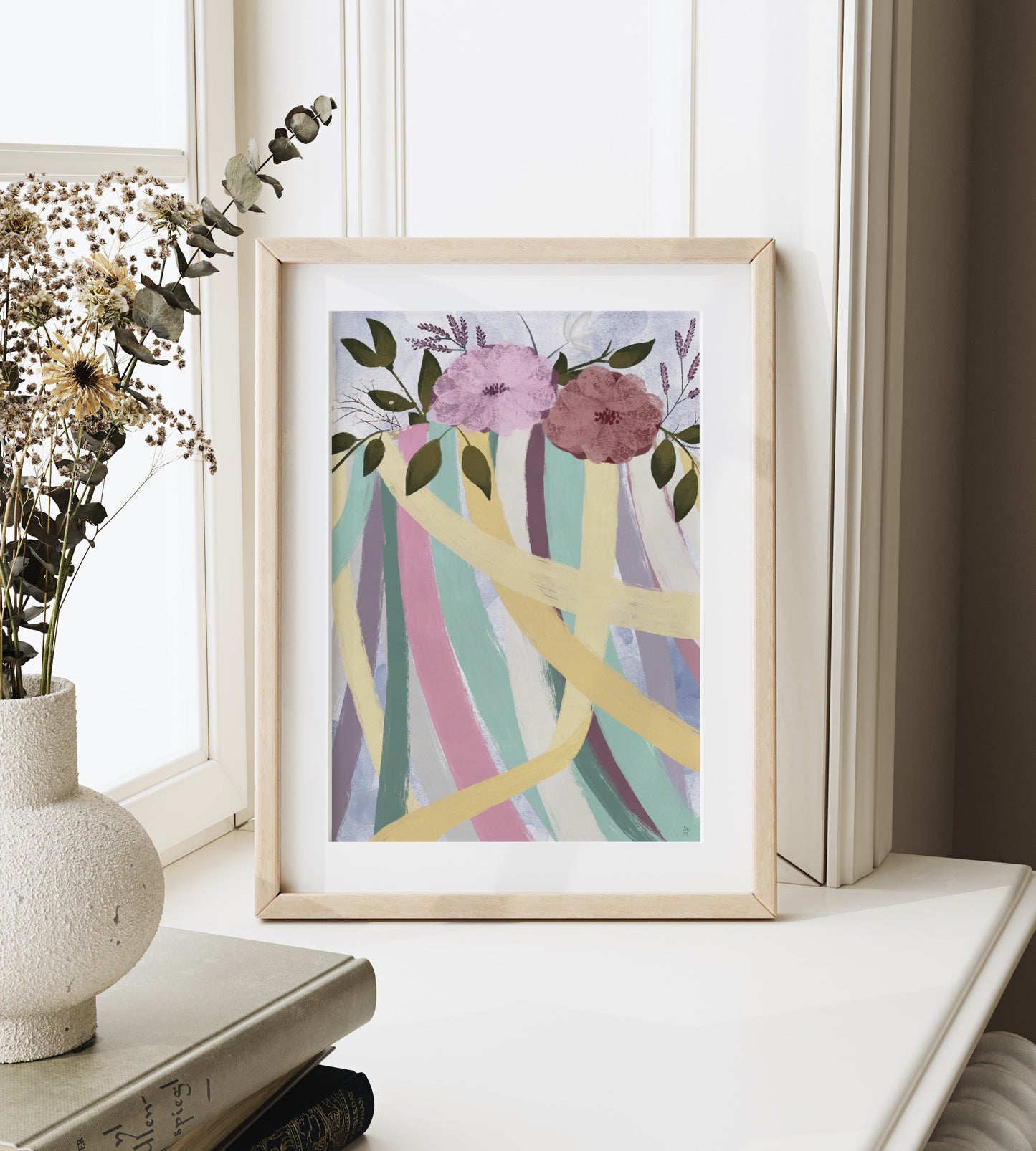 Poster Maibaum im Rahmen auf dem Fensterbrett im gemütlichen Ambiente bei hellem Licht und Vase mit Trockenblumen dekoriert.