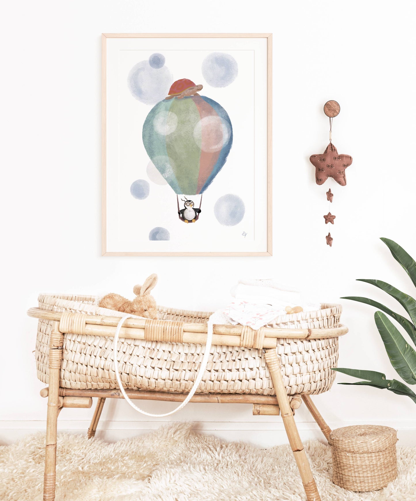 Kinderzimmerdeko Ballonfahrt Freunde hängt über einem Babybett. Geschenk zur Geburt. Dekoidee für das Kinderzimmer.