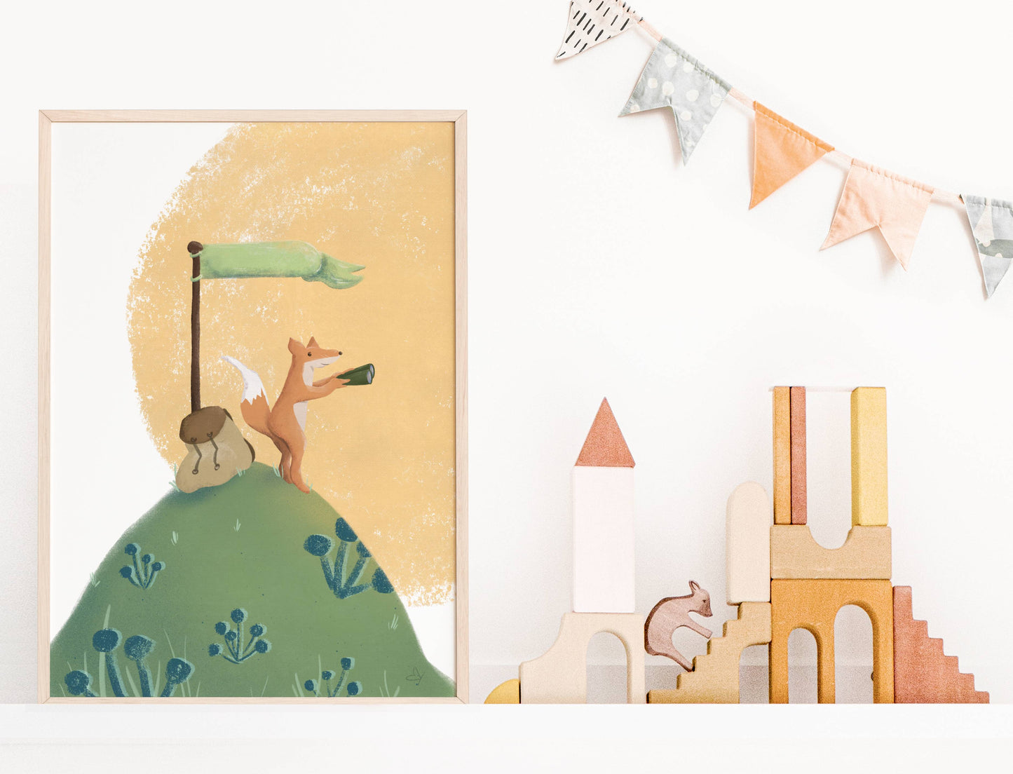 Kinderzimmerdeko Mutiger Fuchs steh auf einem Regal Spielbausteinen. Geschenk zur Geburt. Dekoidee für das Kinderzimmer.