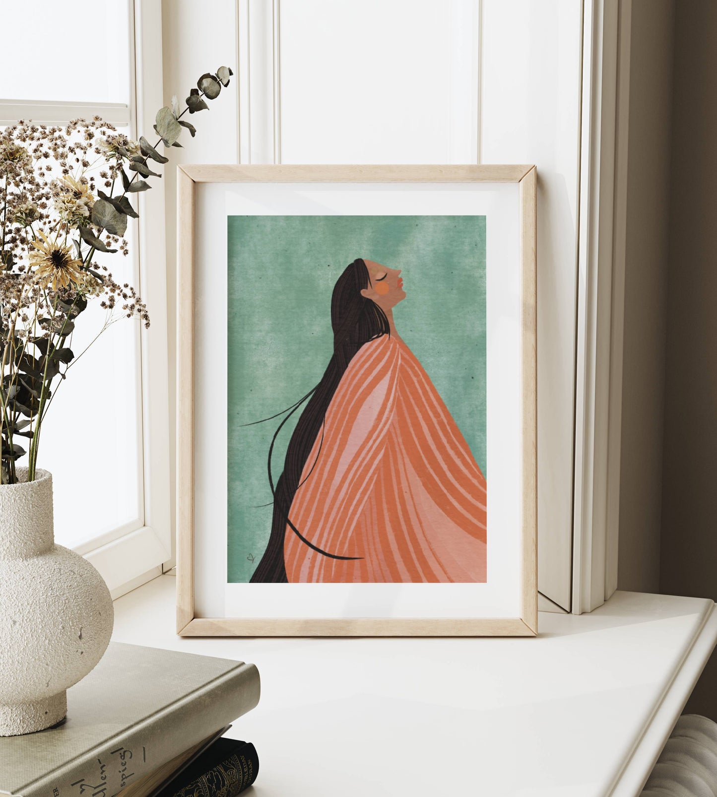 Boho Kunst Skandinavische Wanddeko - Das Poster steht eingerahmt in hellem Ambiente auf einer Fensterbank neben einem Strauß Trockenblumen