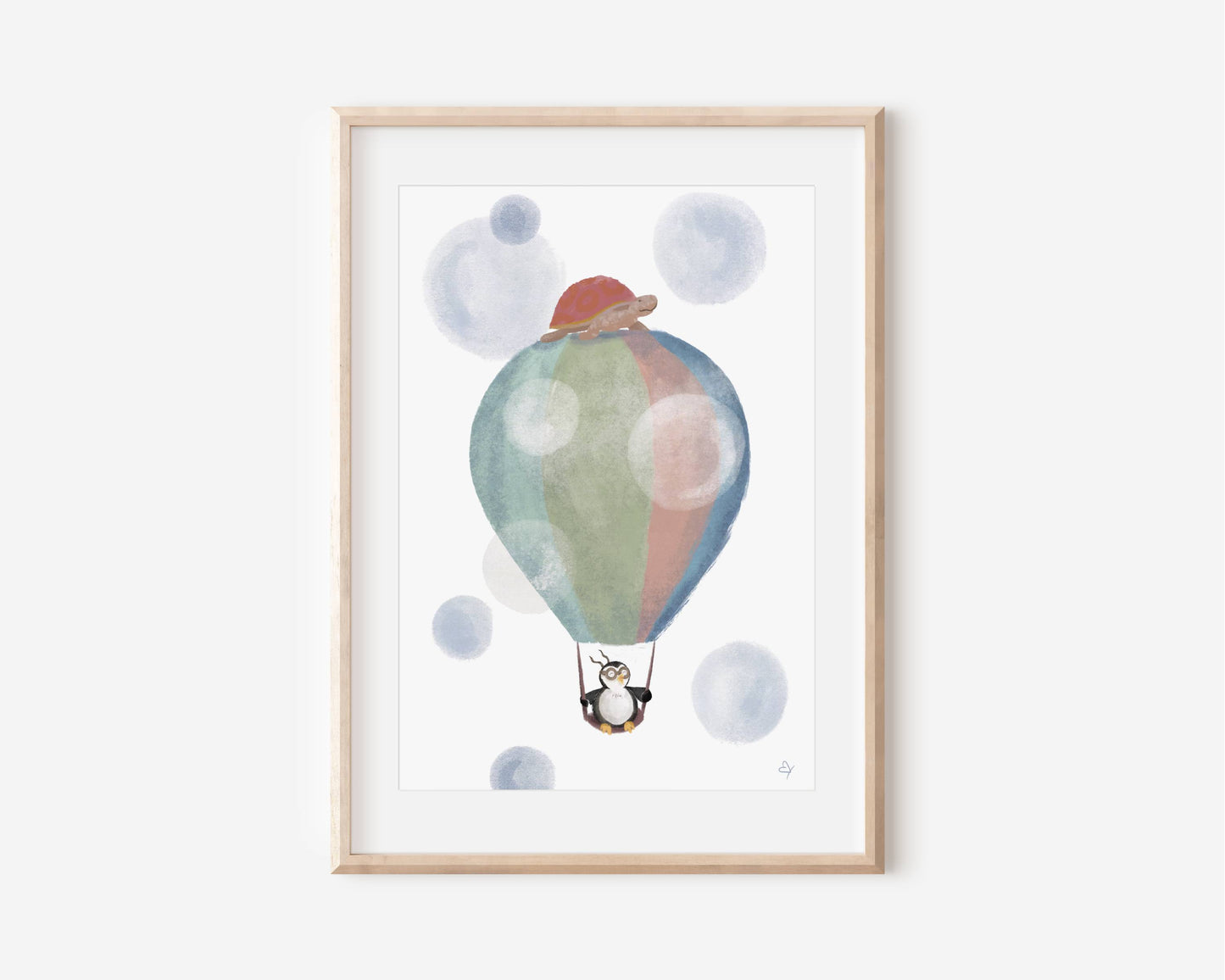 Poster im Rahmen von bunt gestreiftem Heißluftballon. Oben drauf sitzt eine Schildkröte und unten dran hängt ein fröhlicher Pinguin. Sie fliegen durch Seifenblasen. Für Kinder oder Erwachsene als Geschenk oder Wanddeko.