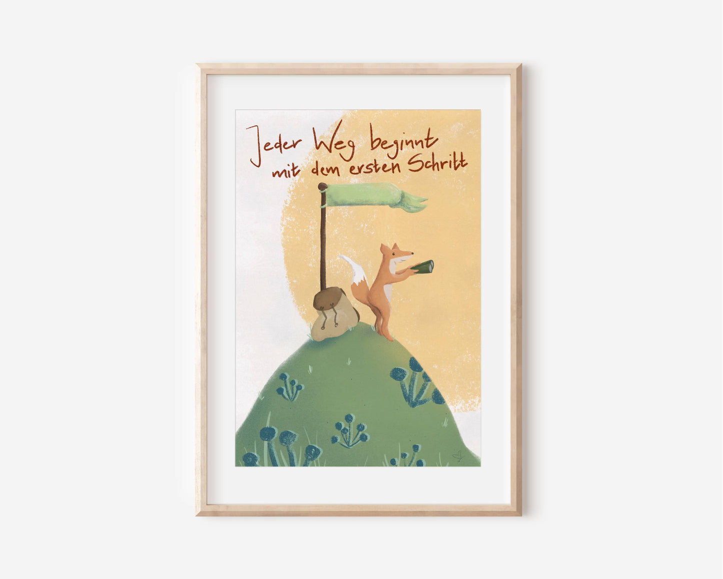 Poster im Rahmen von einem Fuchs, der auf einem Berg steht und mit einem Fernglas in die Ferne schaut. Im Hintergrund scheint eine riesige senfgelbe Sonne. In ihr steht ein Spruch: Jeder Weg beginnt mit dem ersten Schritt geschrieben.