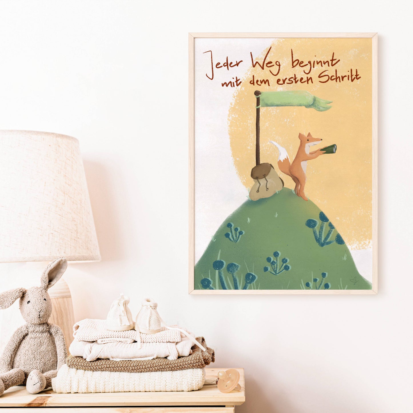 Kinderzimmerdeko Mutiger Fuchs mit Spruch hängt über einem Regal mit Babysachen. Geschenk zur Geburt. Dekoidee für das Kinderzimmer.