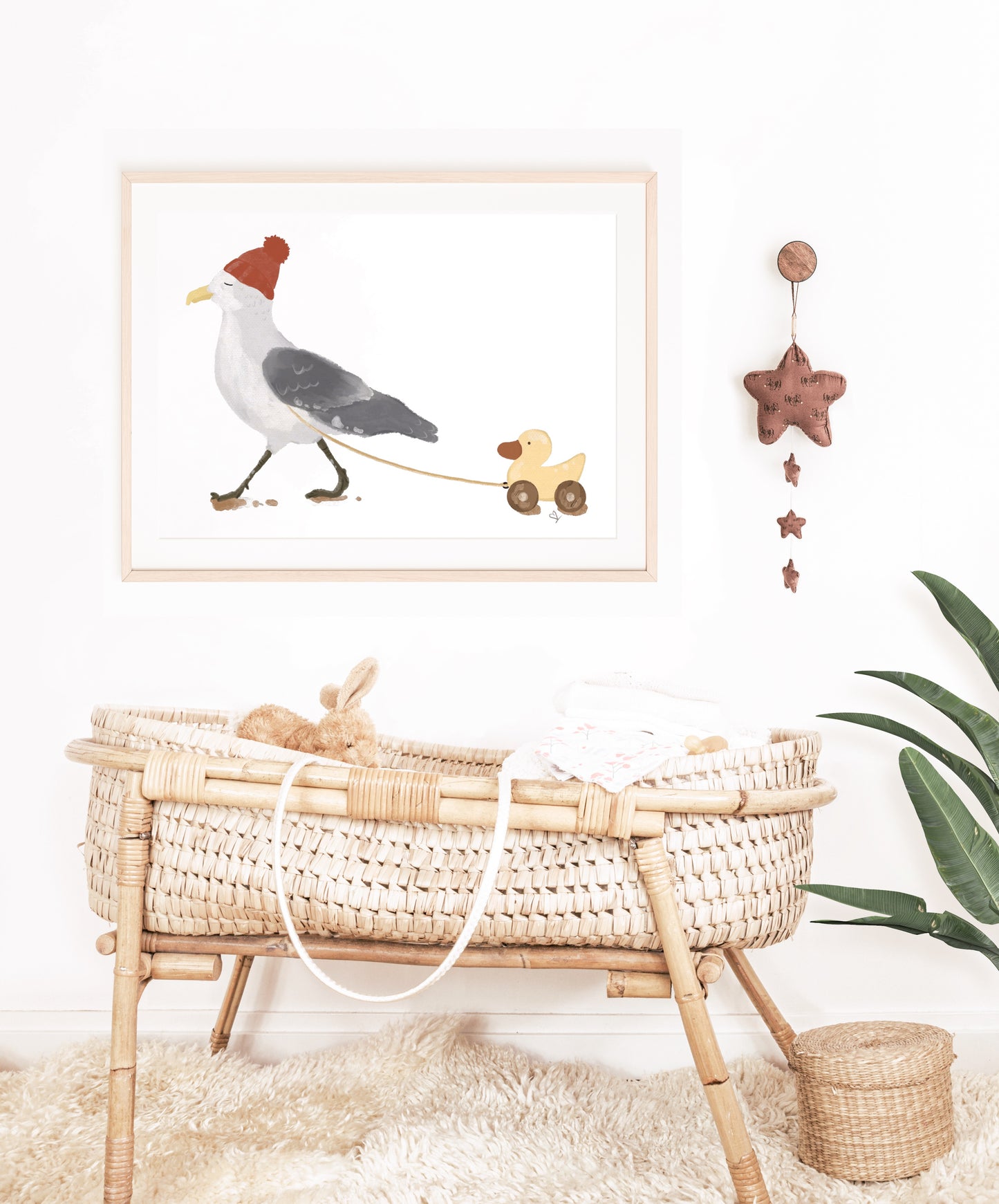 Kinderzimmerdeko Möwe spaziert mit Ente hängt über einem Babybett. Geschenk zur Geburt. Dekoidee für das Kinderzimmer.