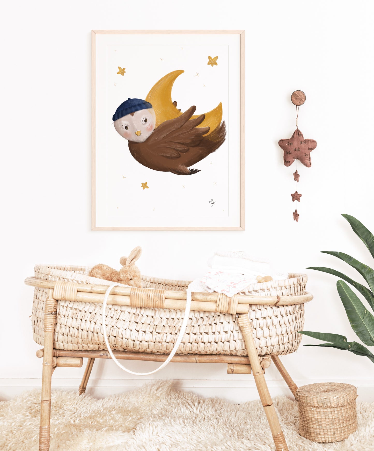 Bild Eule, die durch den Nachthimmel fliegt hängt im Babyzimmer über einer Babywiege.