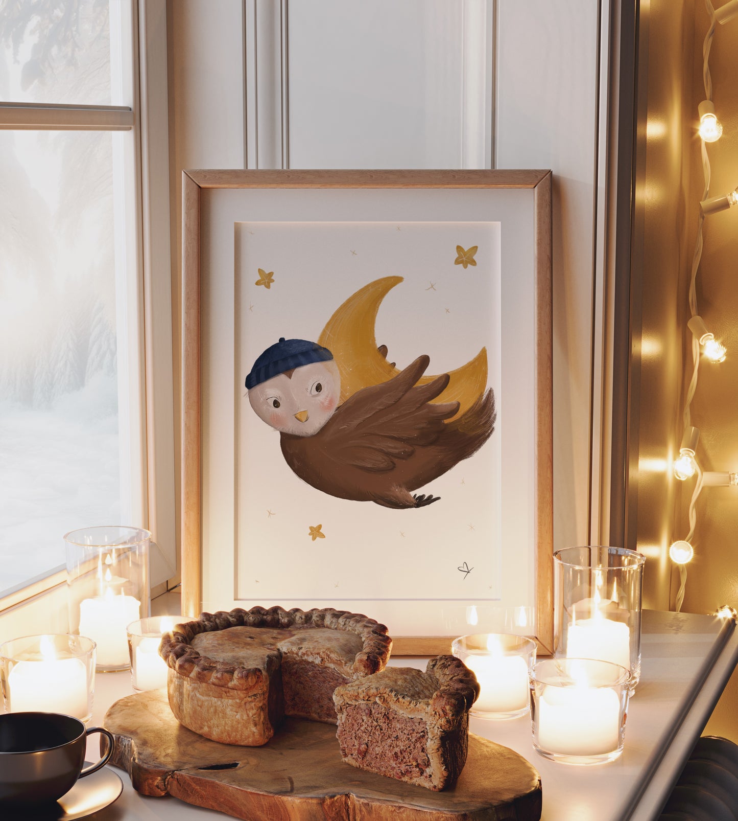 Der Kunstdruck steht im Holzrahmen auf einem Fensterbrett in gemütlichem Ambiente mit Kerzen und Kuchen.