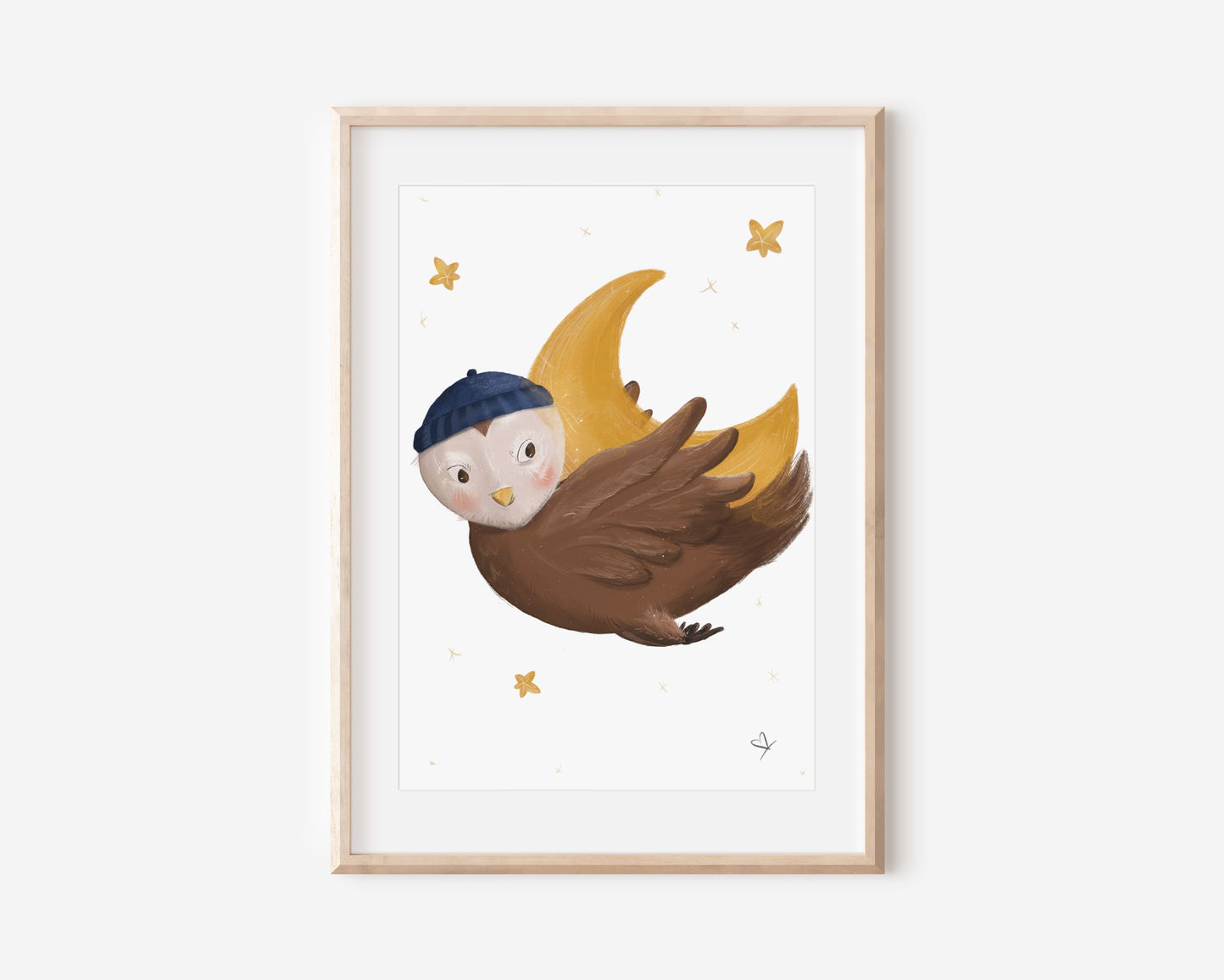 Kinderposter Mondeule hängt im Holzrahmen an der Wand. Eine braune Eule mit blauer Seemannsmütze fliegt mit Halbmond auf dem Rücken durch den Sternenhimmel.