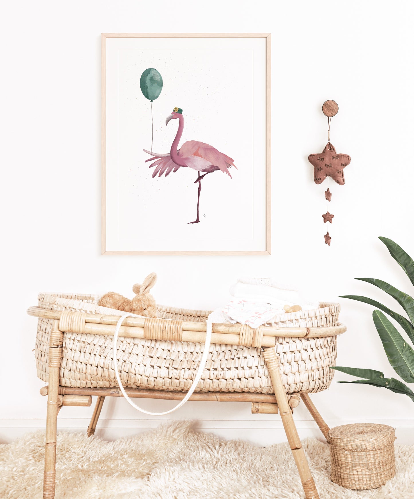 Kinderzimmerdeko rosa Flamingo Joni hängt über einem Babybett. Geschenk zur Geburt. Dekoidee für das Kinderzimmer.