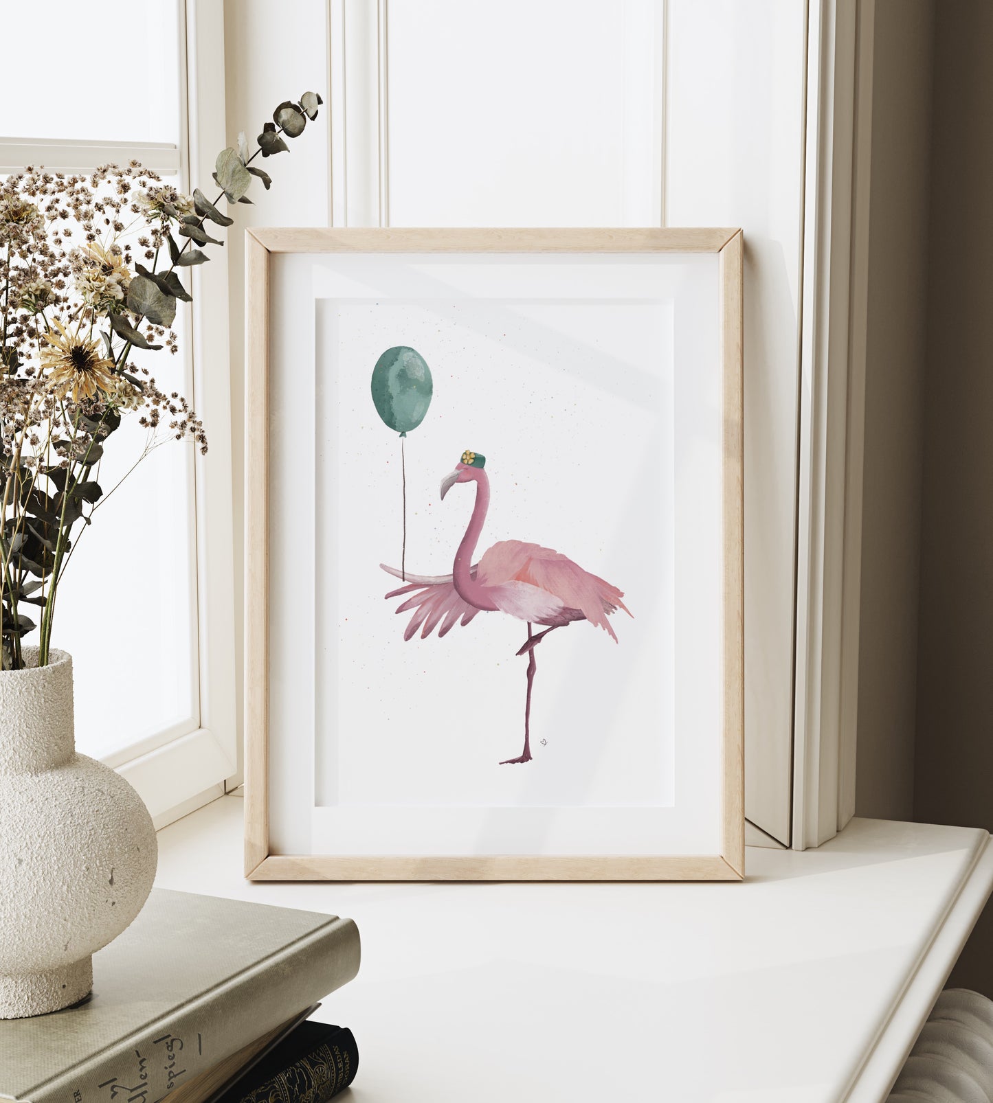 Poster Flamingo Joni im Rahmen auf dem Fensterbrett im gemütlichen Ambiente bei hellem Licht und Vase mit Trockenblumen dekoriert.