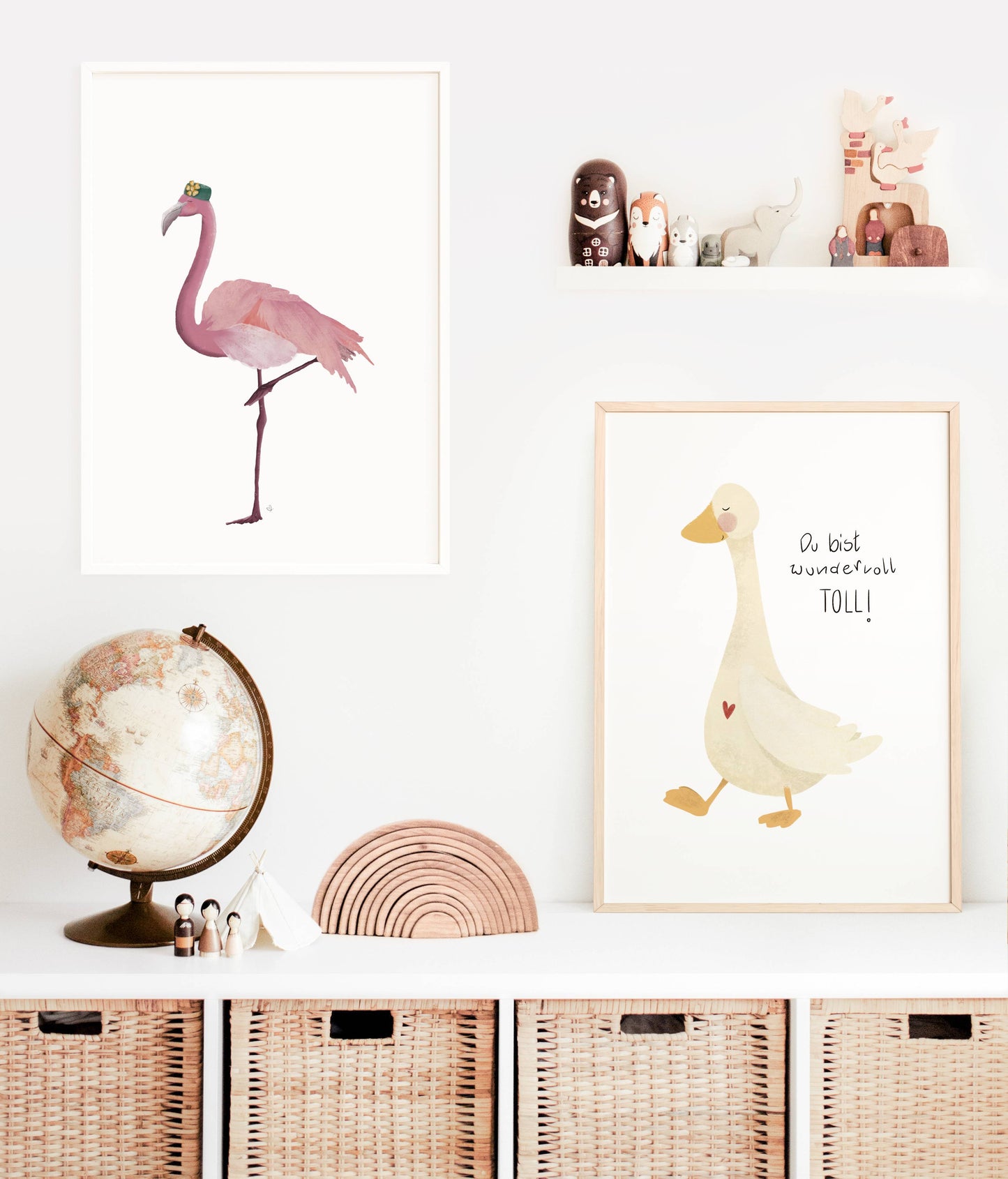 Das Kinderposter Gans kann mit anderen Postern von Elisa Illustrates wunderschön kombiniert werden. Hier mit dem rosa Flamingo. Zwei Bilder im Rahmen an der Kinderzimmerwand.