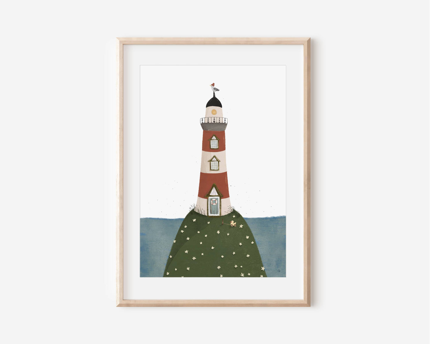Poster im Rahmen von einem handgezeichneten rot-weißen Leuchtturm, der auf einem grünen Berg steht. Gräser wehen im Wind, im Hintergrund das Meer. Auf dem Dach sitz eine Möwe. Für Kinder oder Erwachsene als Geschenk oder Wanddeko.