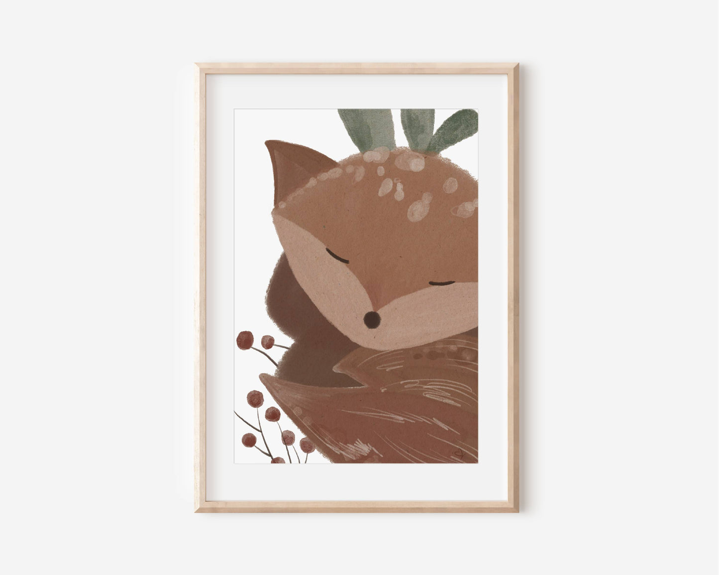 Poster im Rahmen von schlafendem süßen Fuchs auf Beeren und Blättern liegend. Für Kinder oder Erwachsene als Geschenk oder Wanddeko.