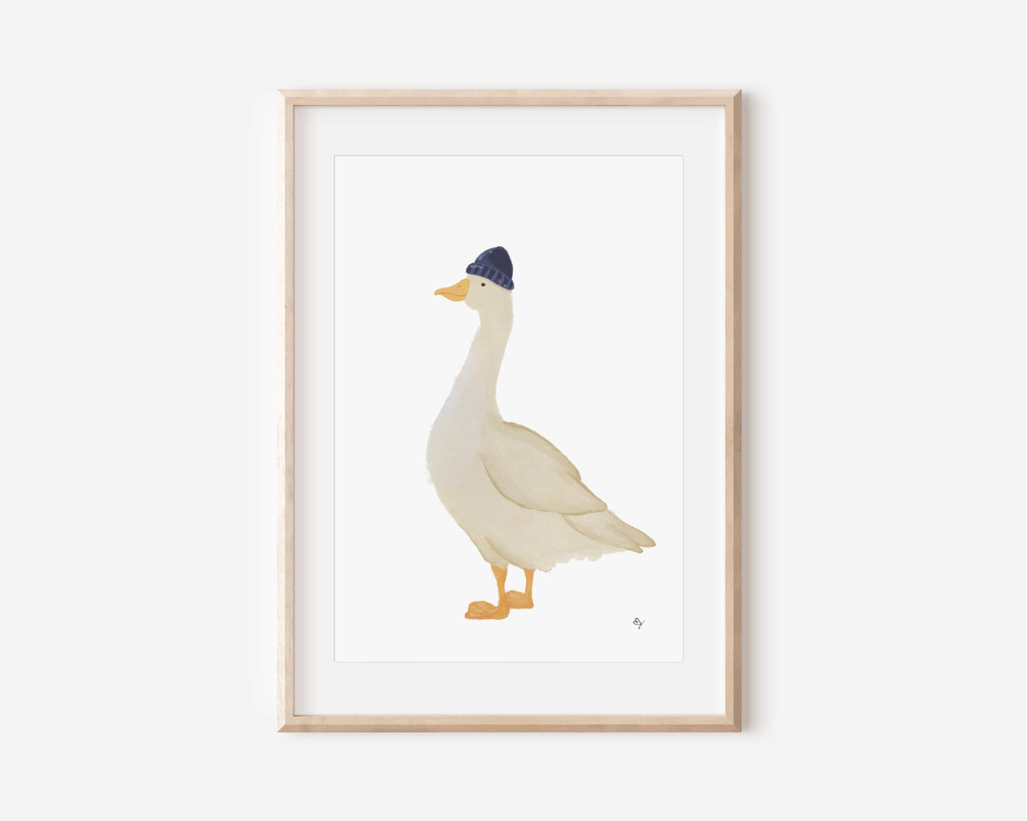 Poster im Rahmen von beiger Gans mit blauer Seemannsmütze. Für Kinder oder Erwachsene als Geschenk oder Wanddeko.
