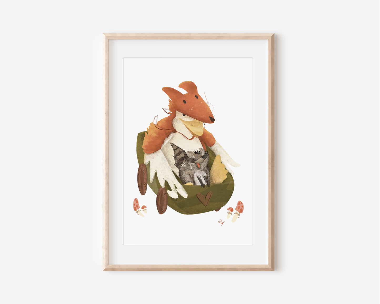 Poster im Rahmen von Gans, die sich mit einem Fuchsumgang verkleidet hat. Sie rast in einem Wagen mit einem lustigen Waschbär zwischen Fliegenpilzen hervor. Für Kinder oder Erwachsene als Geschenk oder Wanddeko.