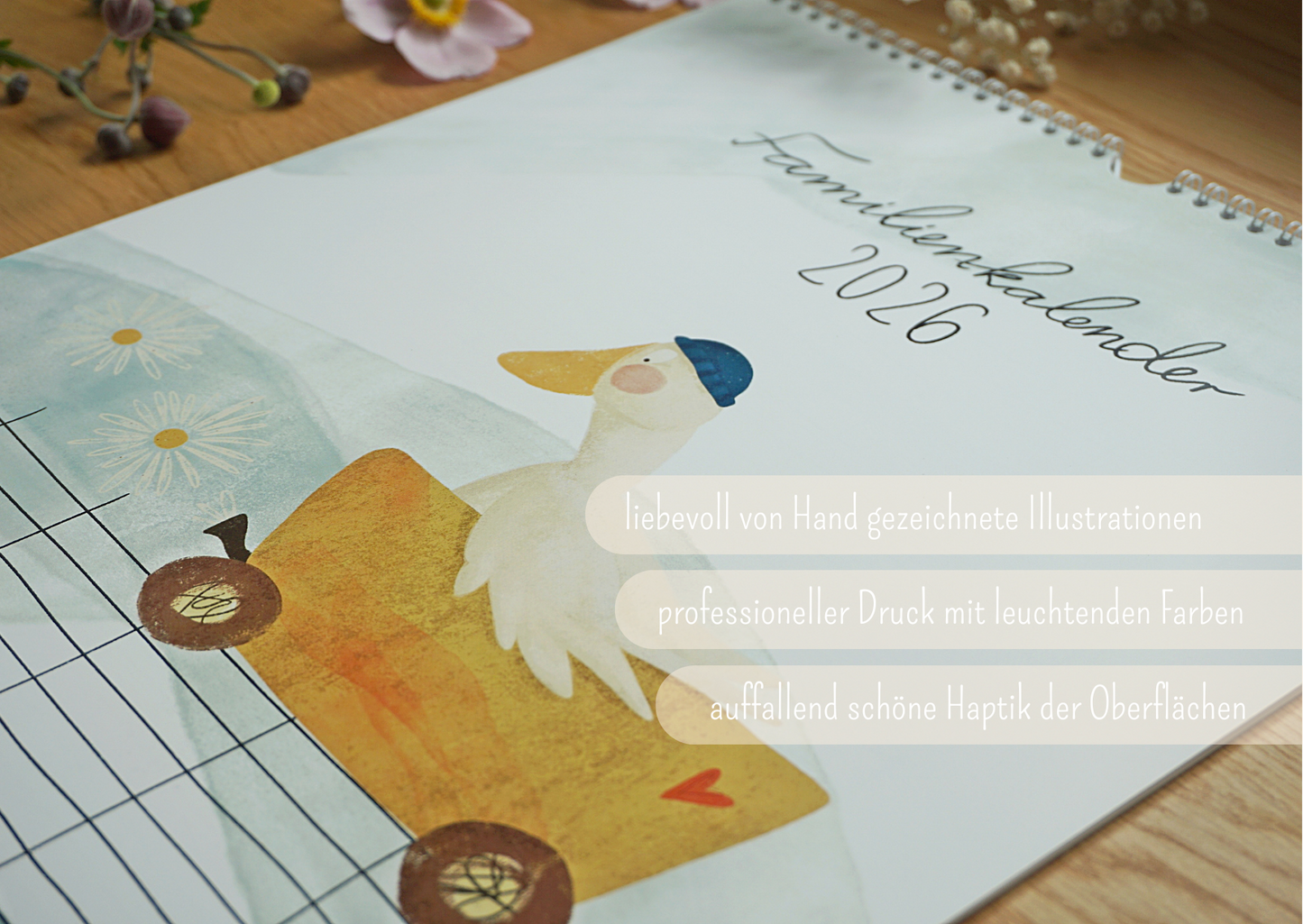 Nahaufnahme des Deckblattes. Liebevolle, niedliche, künstlerische Zeichnung für Kinder und Erwachsene. Professioneller Druck mit leuchtenden Farben.Auffalend schöne Haptik der Oberflächen durch das matte Naturpapier und den Farbdruck.