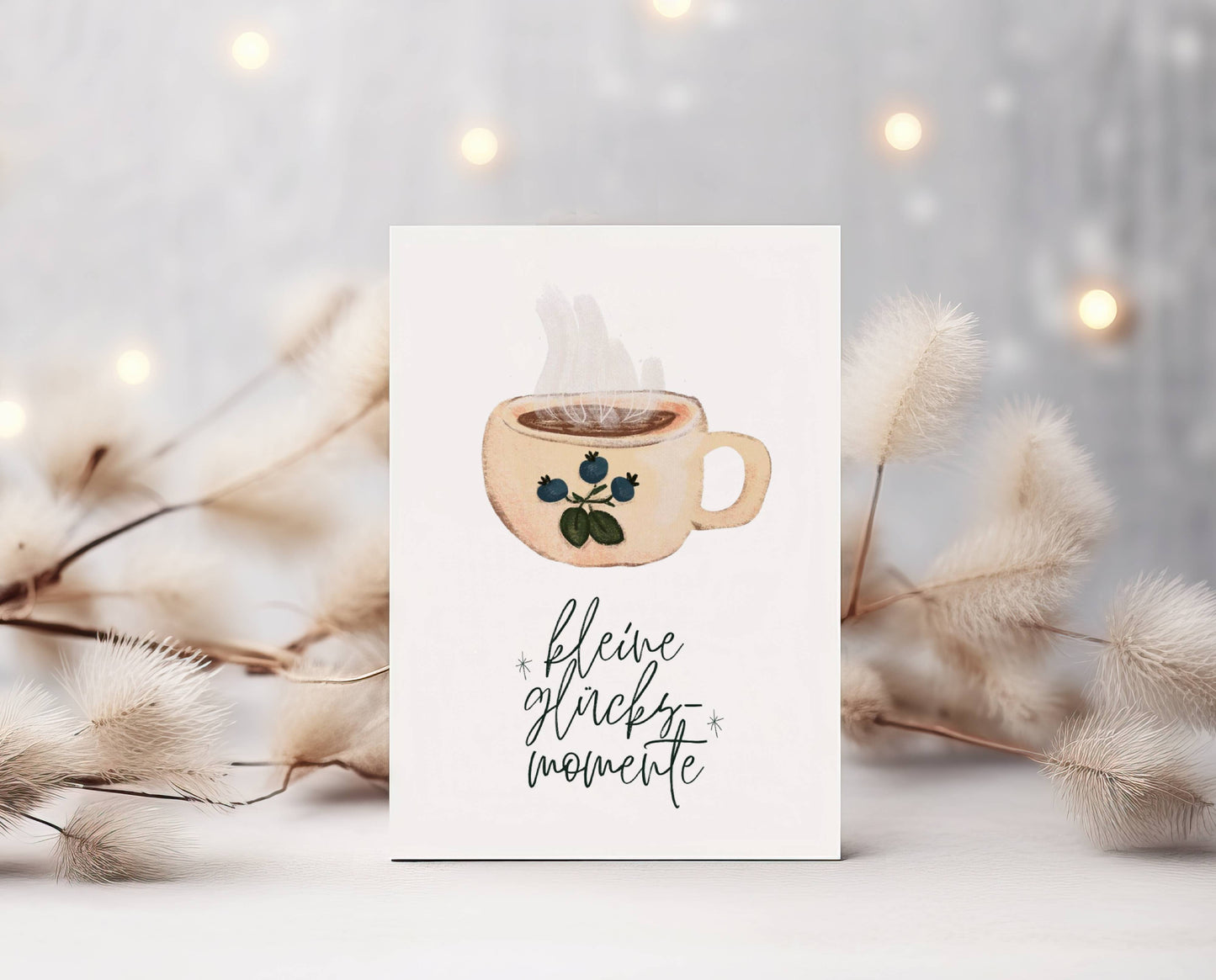 Spruch: Kleine Glücksmomente. Zeichnung Tasse mit Blaubeerenmotiv und heißem Kakao oder Kaffee. Grüße und Wünsche zu Weihnachten und in der Winterzeit