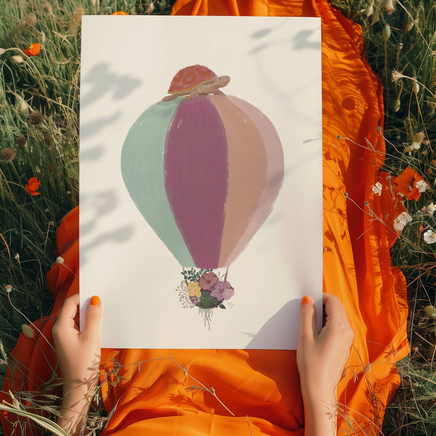 Handgeichnete Kreide-Aquarellzeichnung wird von Mädchen mit hübschen orange-farbenen Kleid auf einer Wiese gehalten. Warme zarte Farben