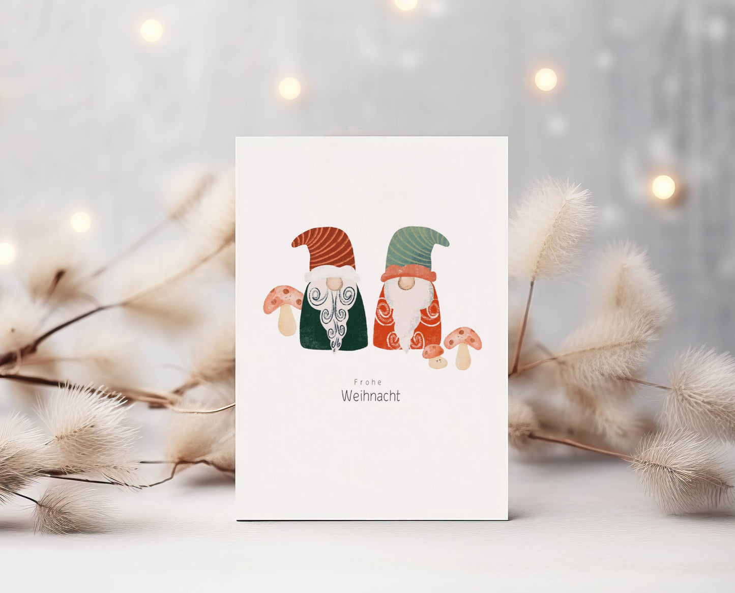 Grüße und Wünsche zu Weihnachten auf dieser süßen selbstgemalten Karte. Aquarell-Kreide-Zeichnung. Lieb lächelnde Gans mit kleinem roten Herz auf der Brust trägt stolz einen Haufen niedlicher Geschenke auf dem Rücken. Spruch: Frohe Weihnacht